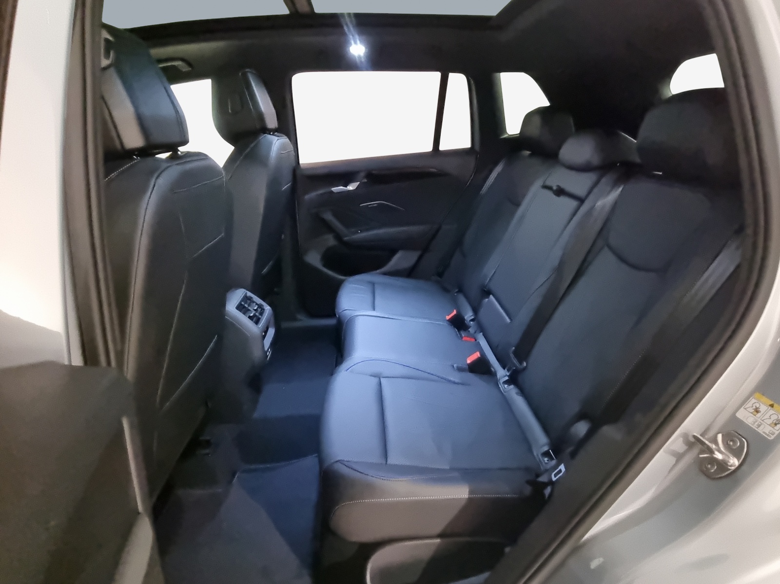 VW Tiguan 2.0 TDI SCR R-Line 4Motion DSG-image-11