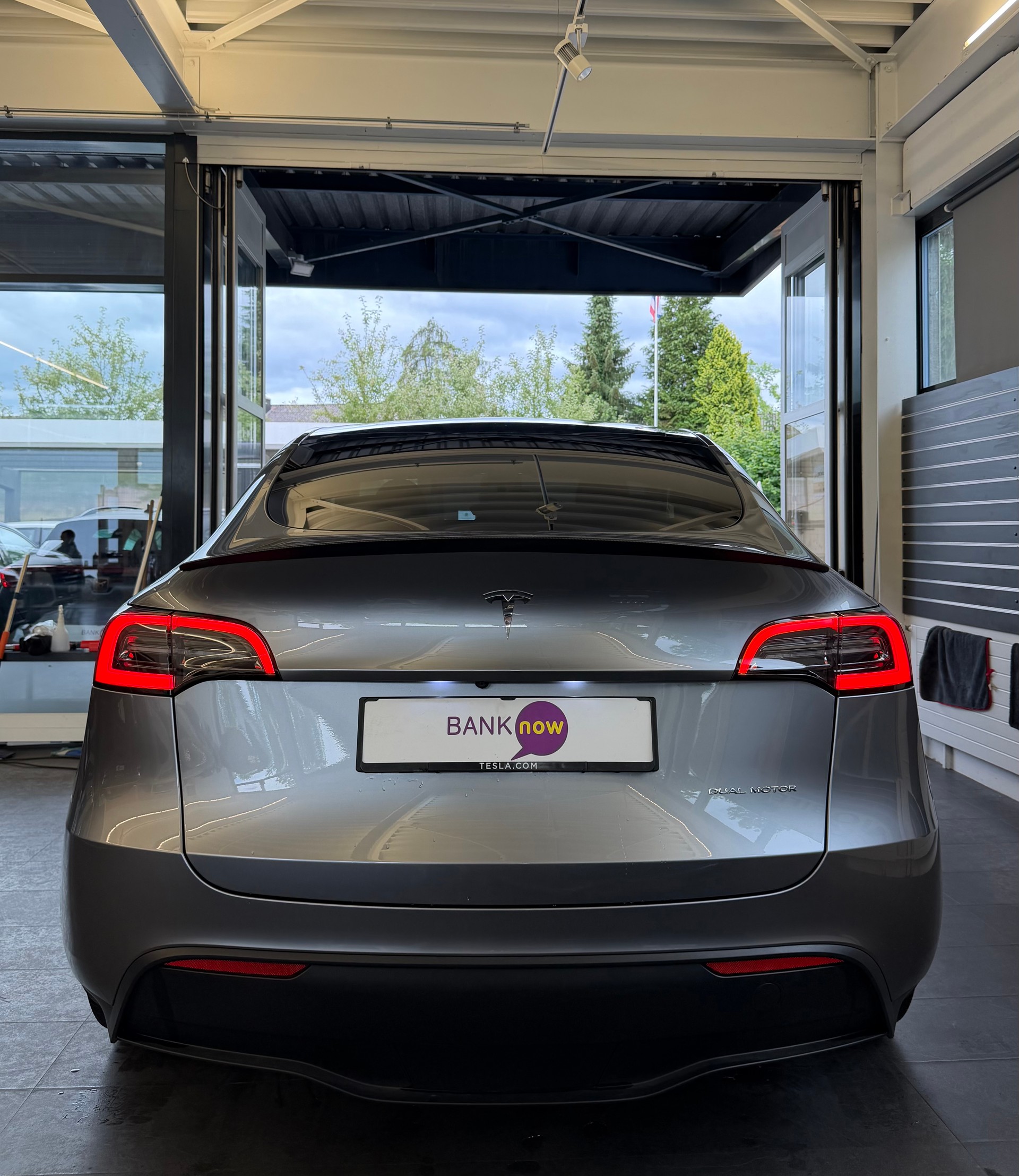TESLA Model Y Long Range D-image-5