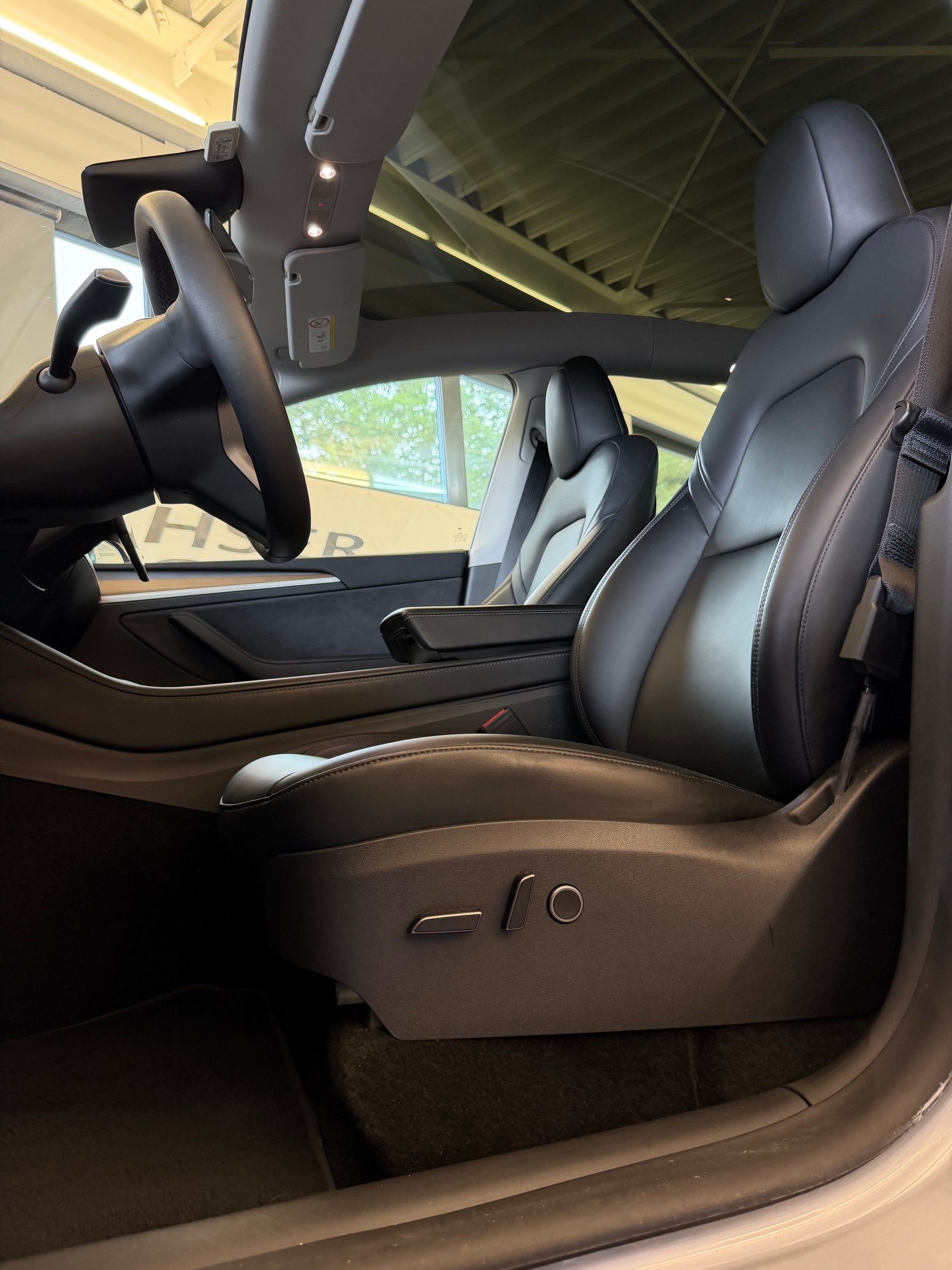 TESLA Model Y Long Range D-image-6