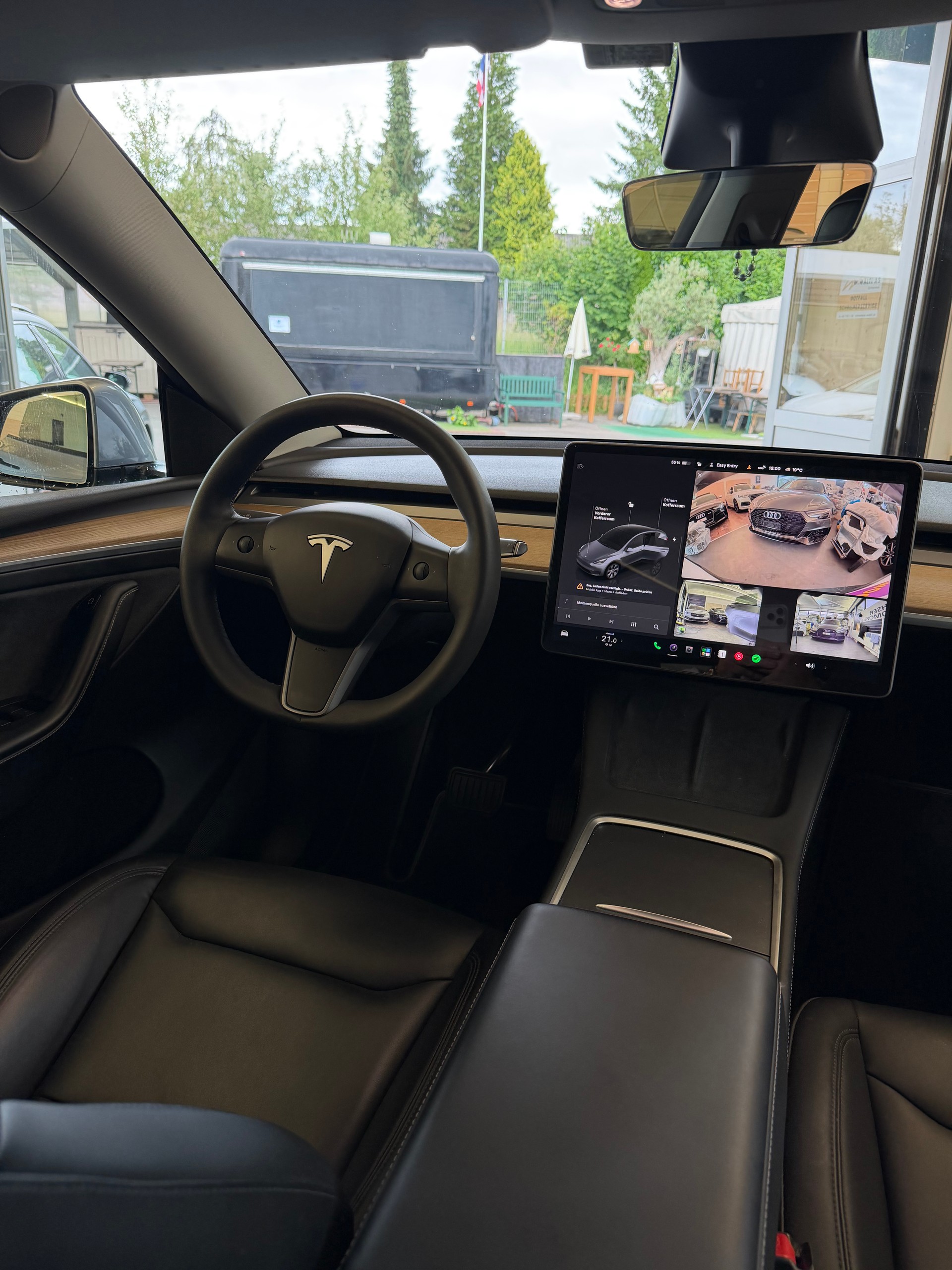 TESLA Model Y Long Range D-image-10