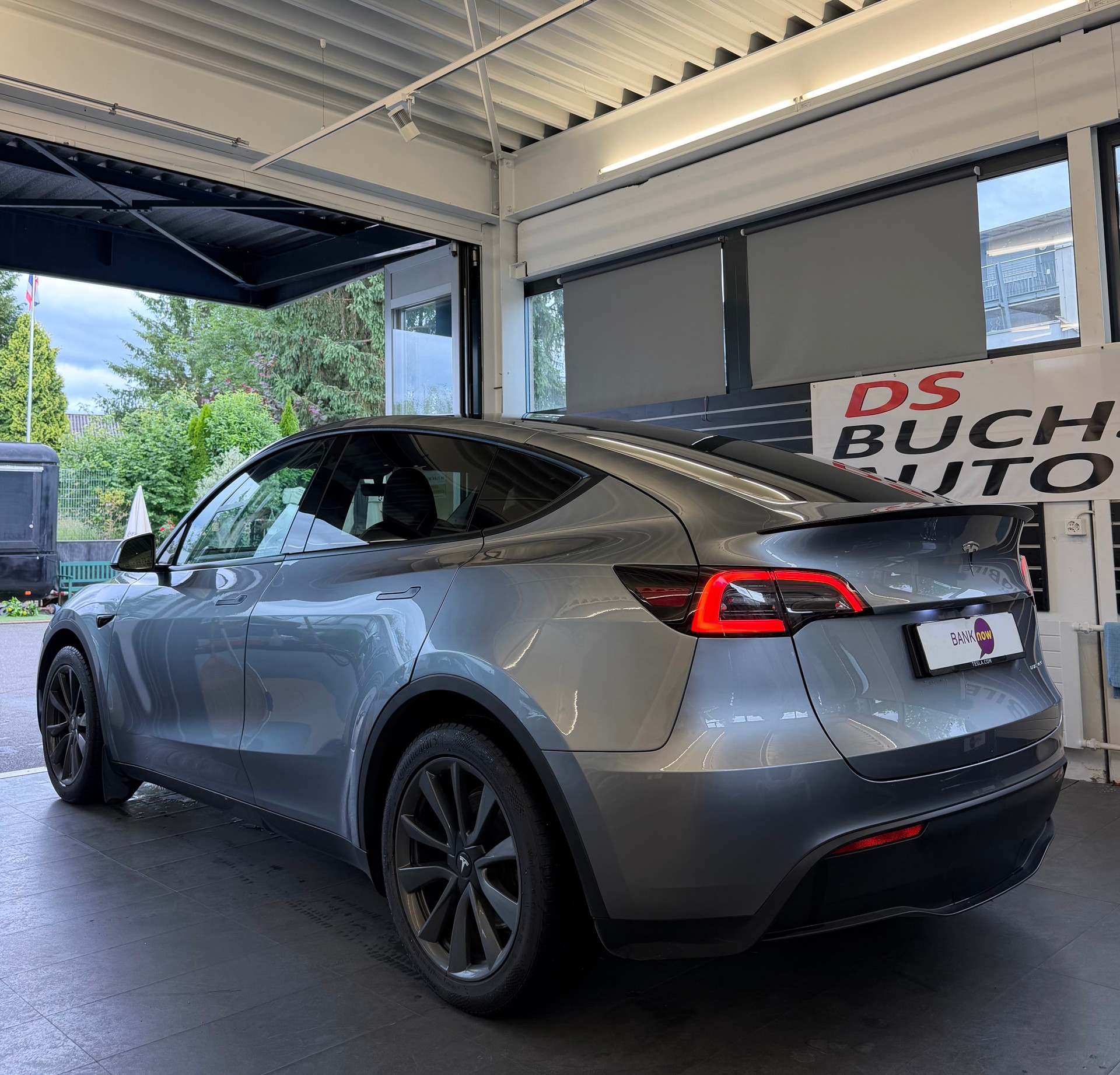 TESLA Model Y Long Range D-image-4