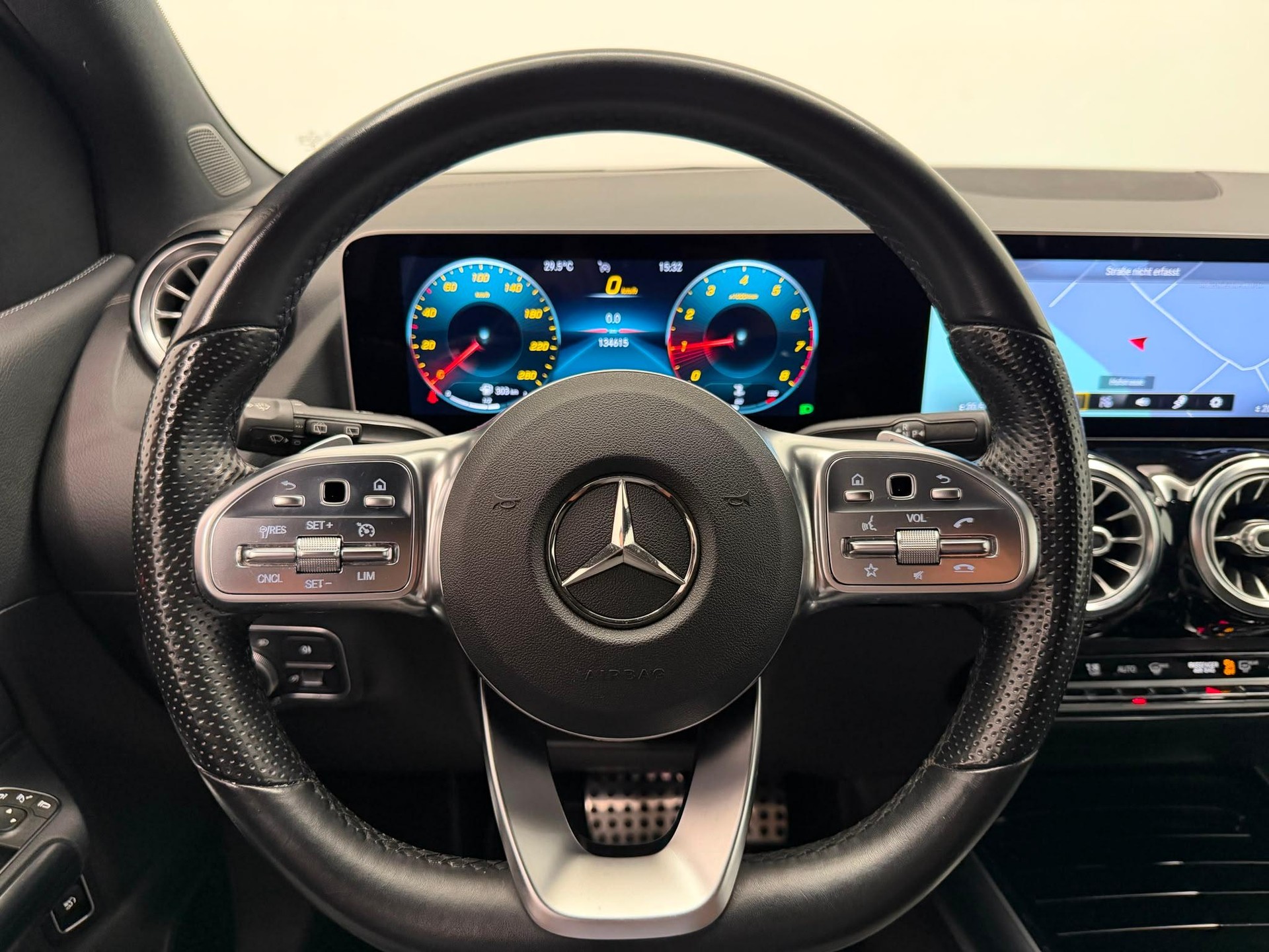 MERCEDES-BENZ B 200 AMG Line-image-15