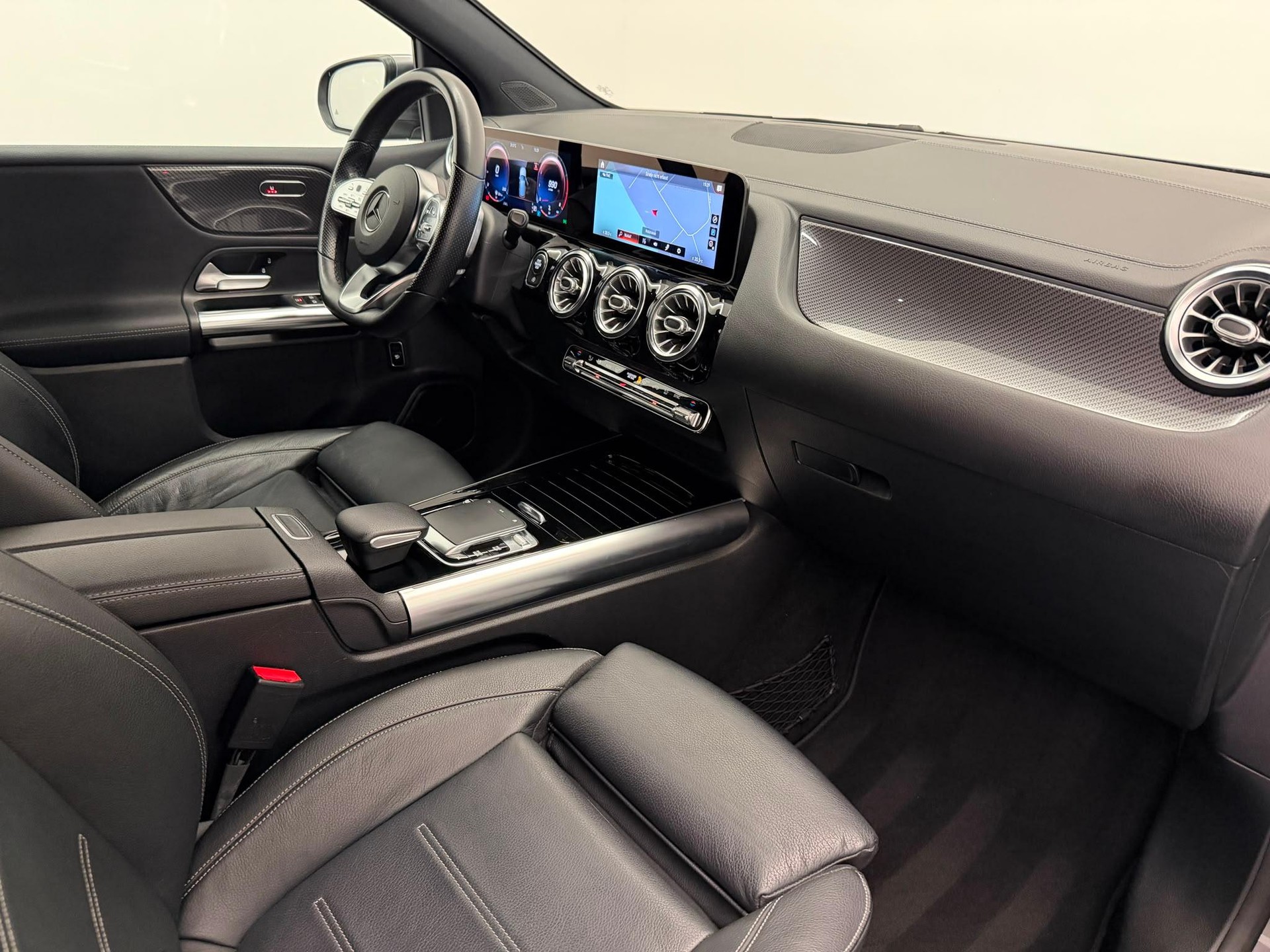 MERCEDES-BENZ B 200 AMG Line-image-11