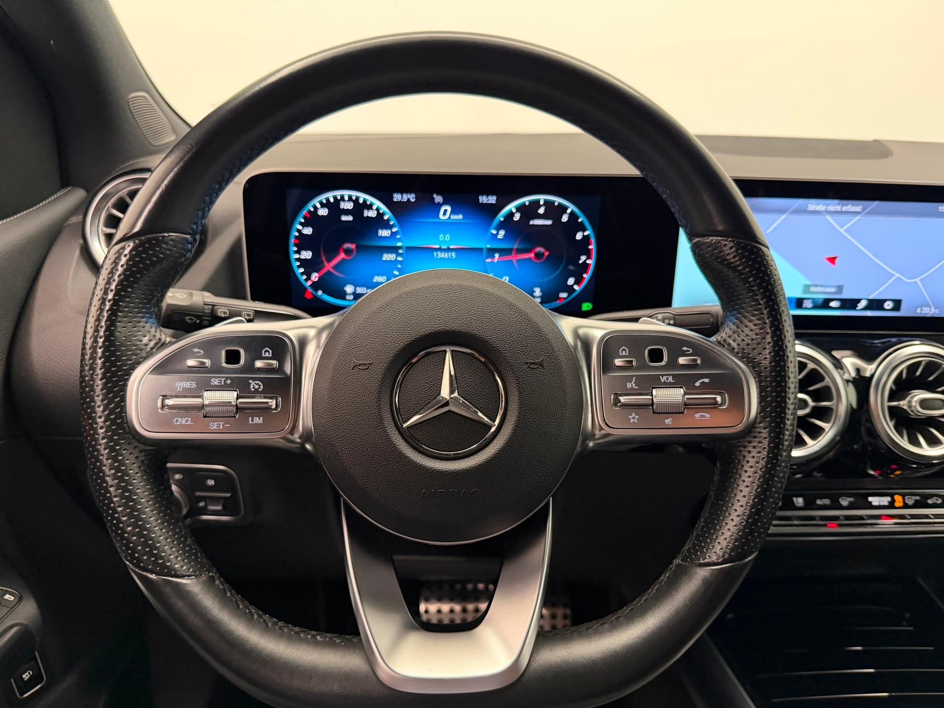 MERCEDES-BENZ B 200 AMG Line-image-16