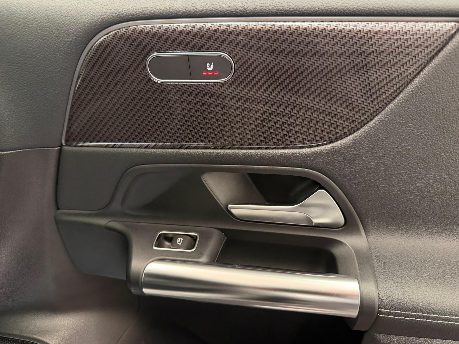 MERCEDES-BENZ B 200 AMG Line-image-27
