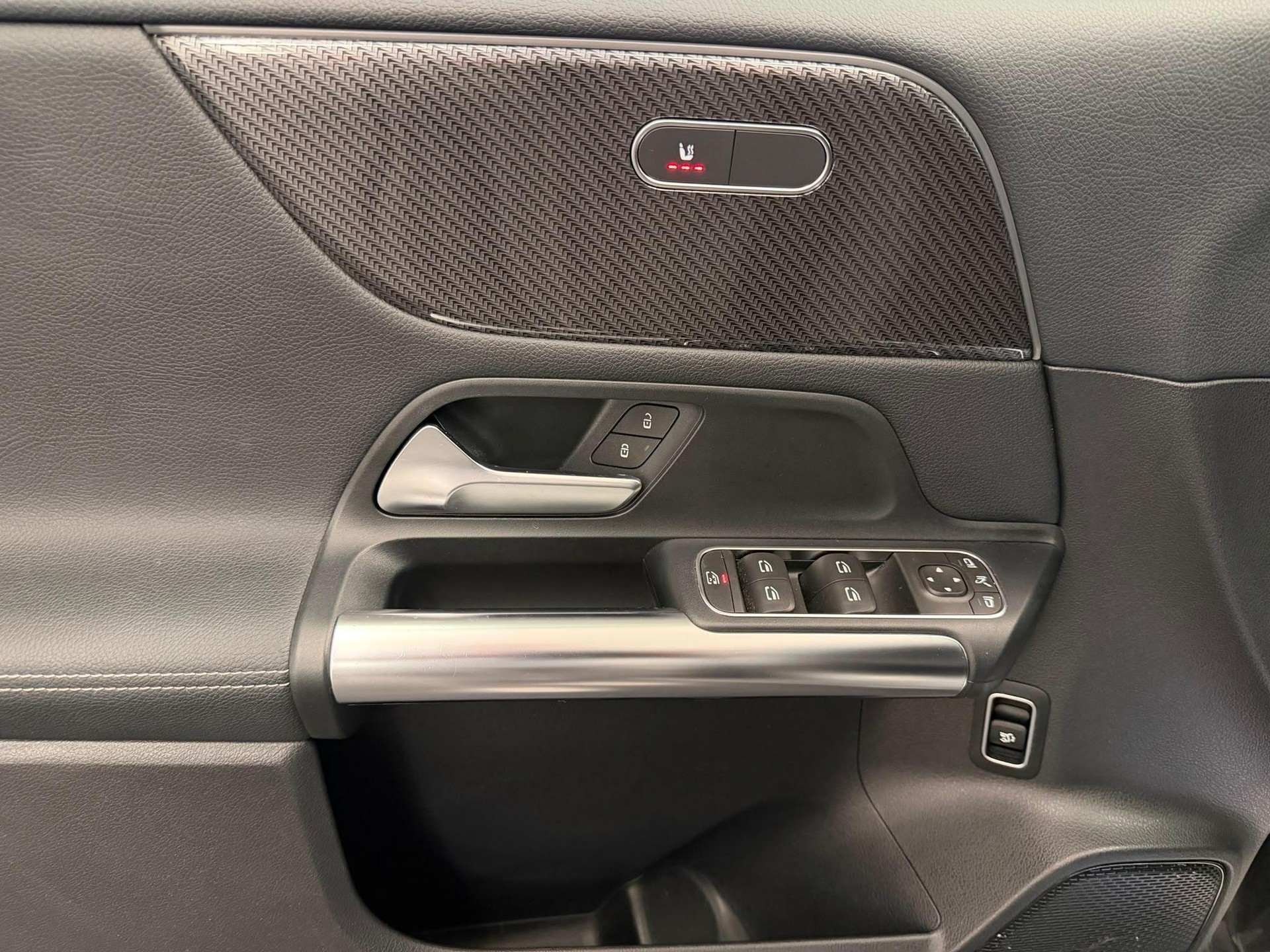 MERCEDES-BENZ B 200 AMG Line-image-14