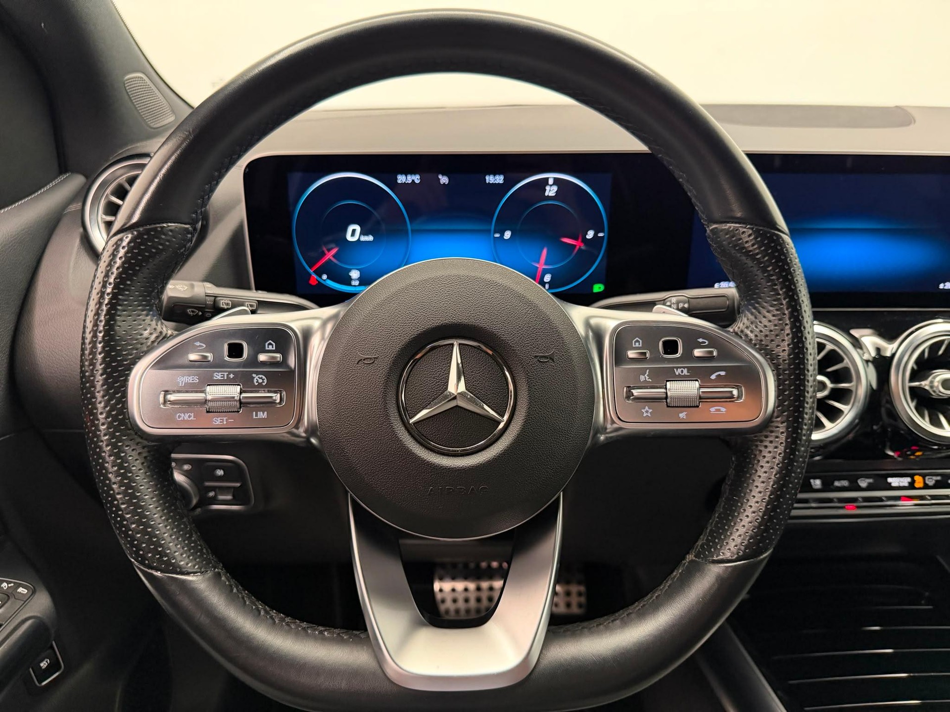MERCEDES-BENZ B 200 AMG Line-image-25