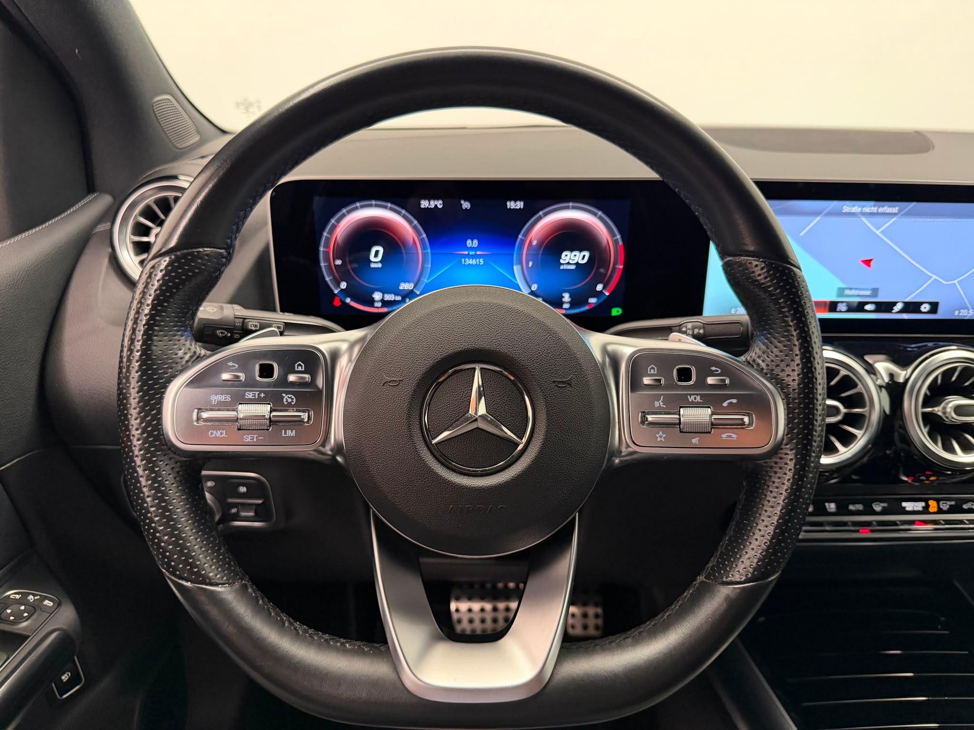 MERCEDES-BENZ B 200 AMG Line-image-24