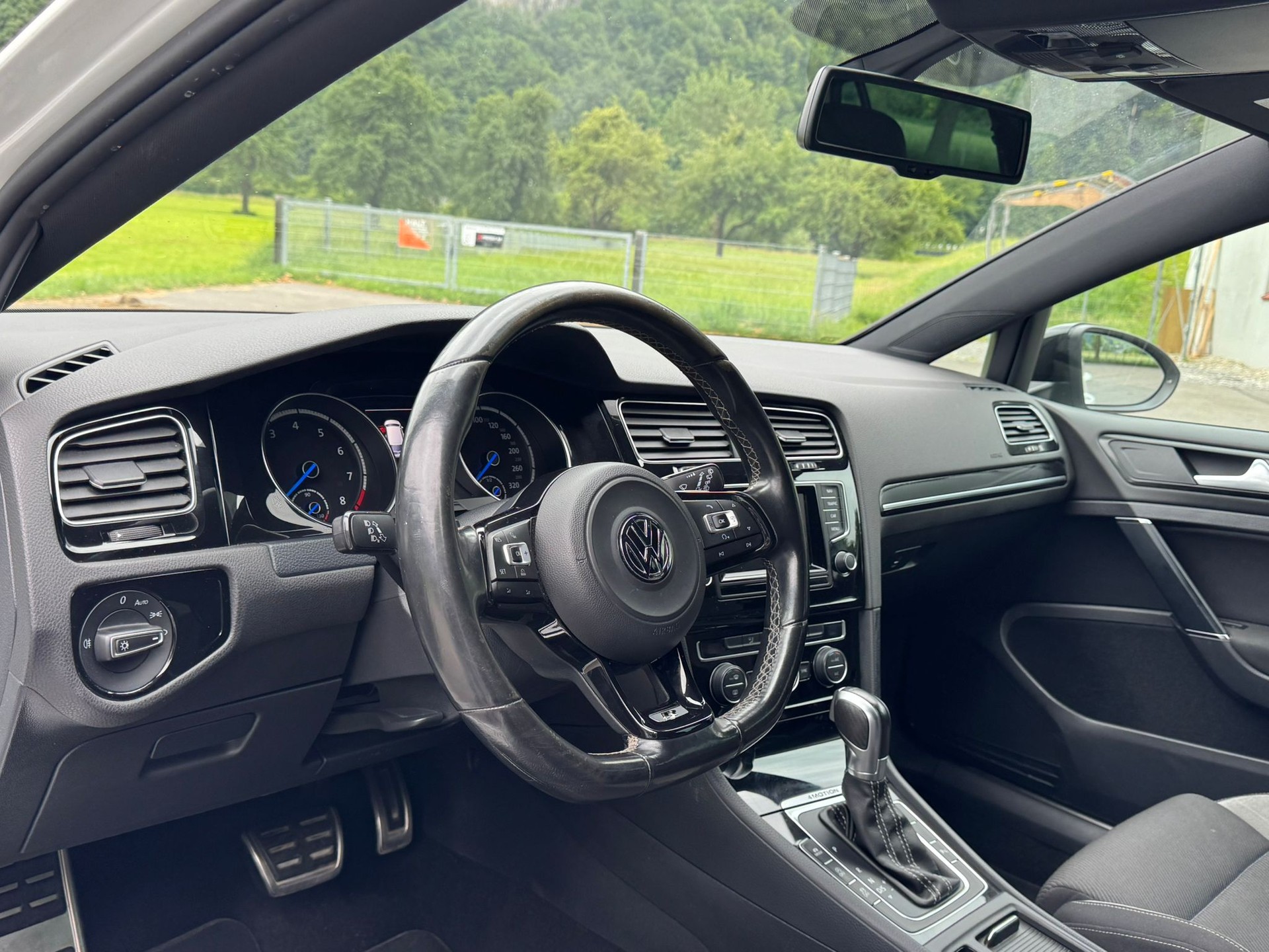 VW Golf 2.0 TSI R 4Motion DSG-image-12