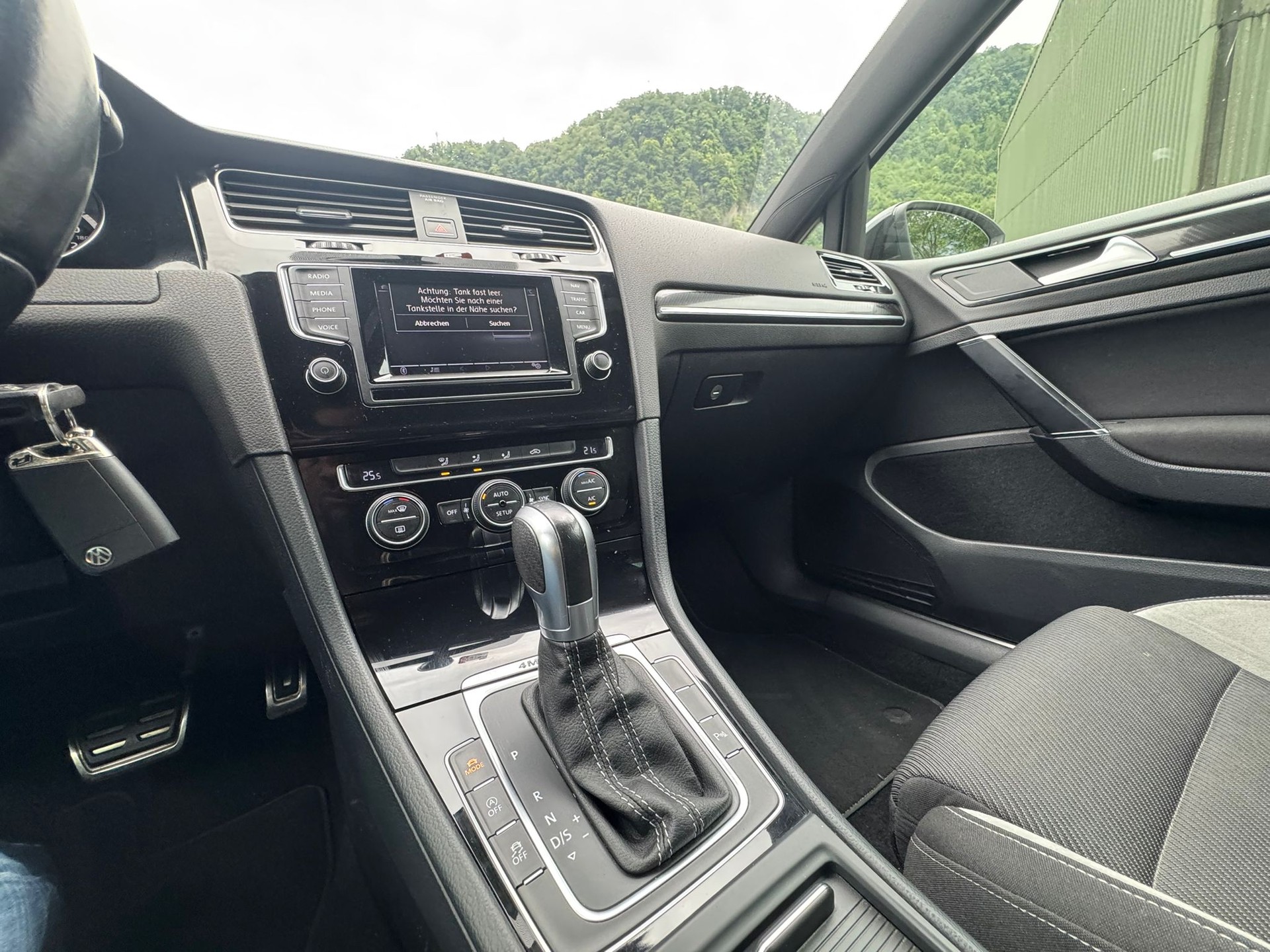 VW Golf 2.0 TSI R 4Motion DSG-image-15