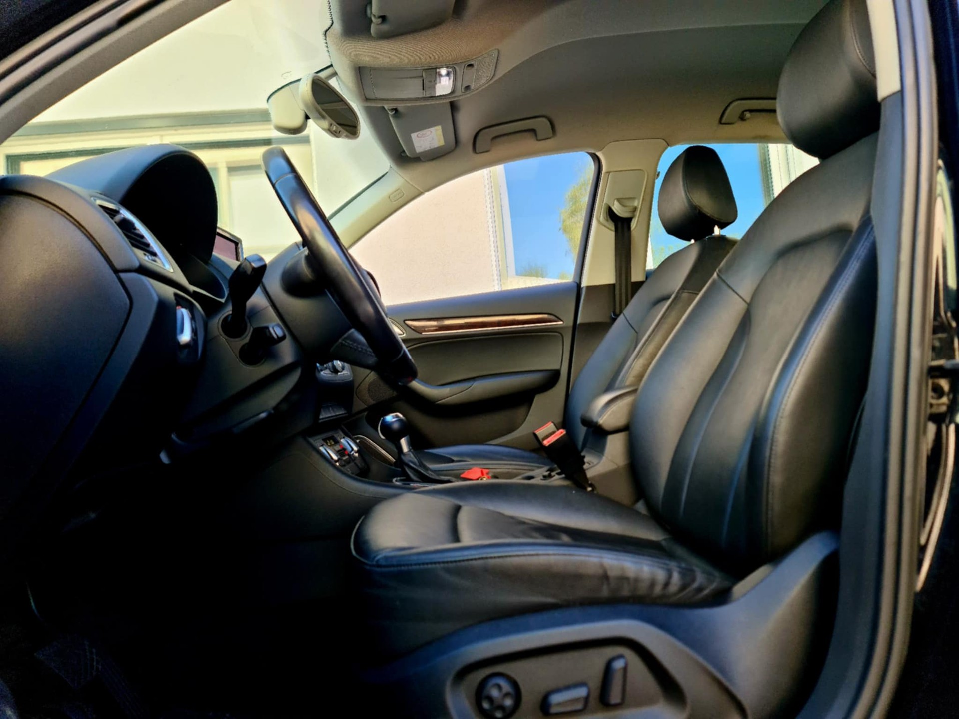AUDI Q3 2.0 TFSI quattro S-tronic-image-12