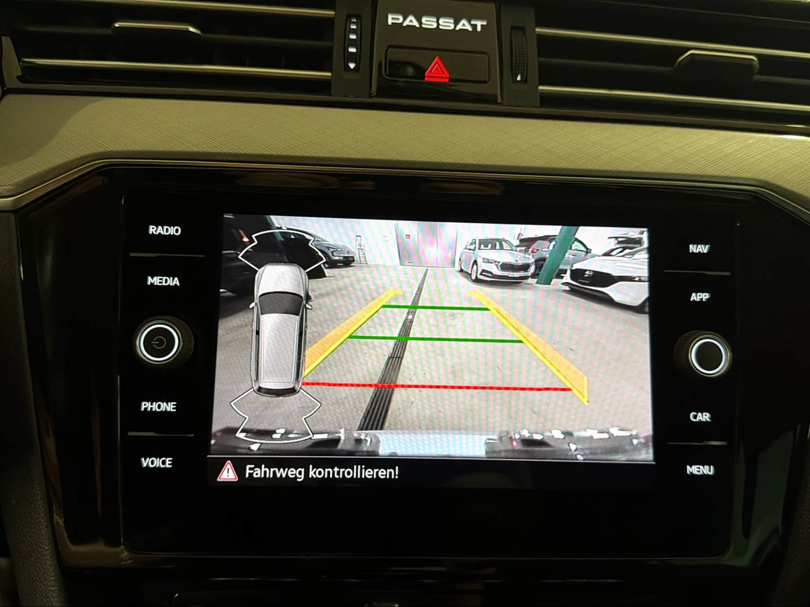 VW Passat Variant 2.0 TDI 122 Business DSG-image-12