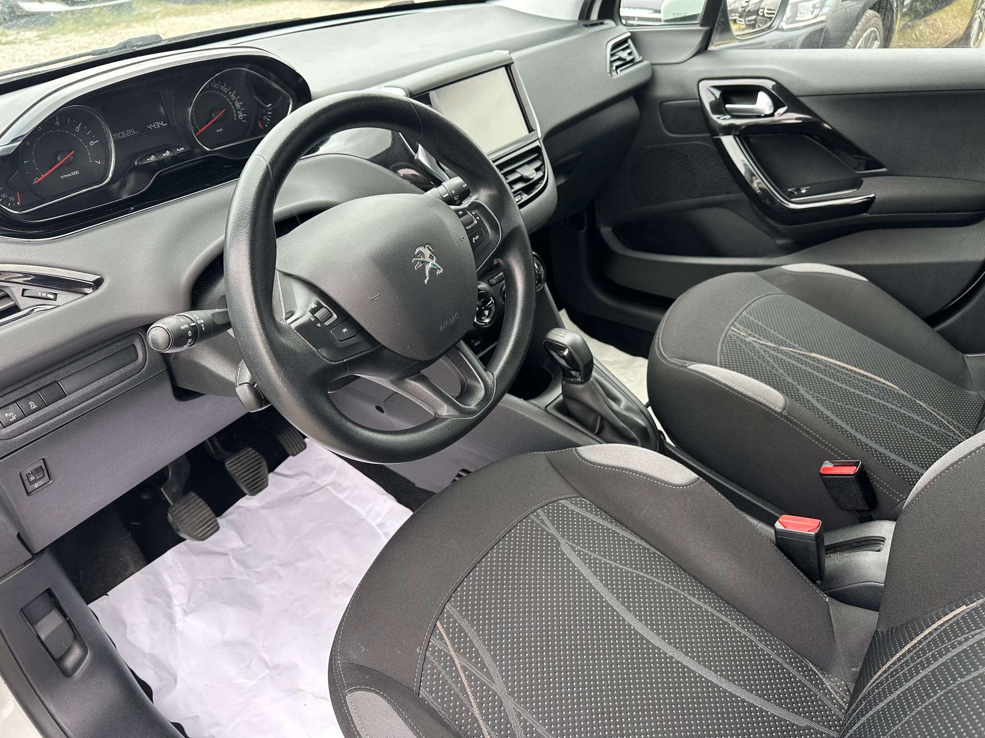 PEUGEOT 208 1.4 VTI Active-image-9