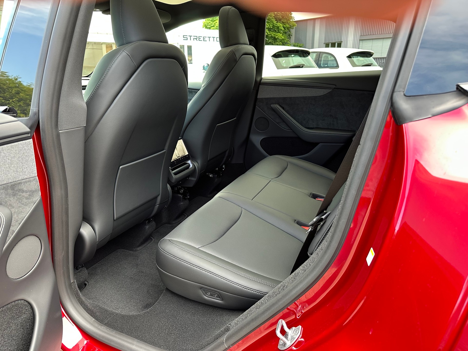 TESLA Model Y Long Range Premium AWD-image-5