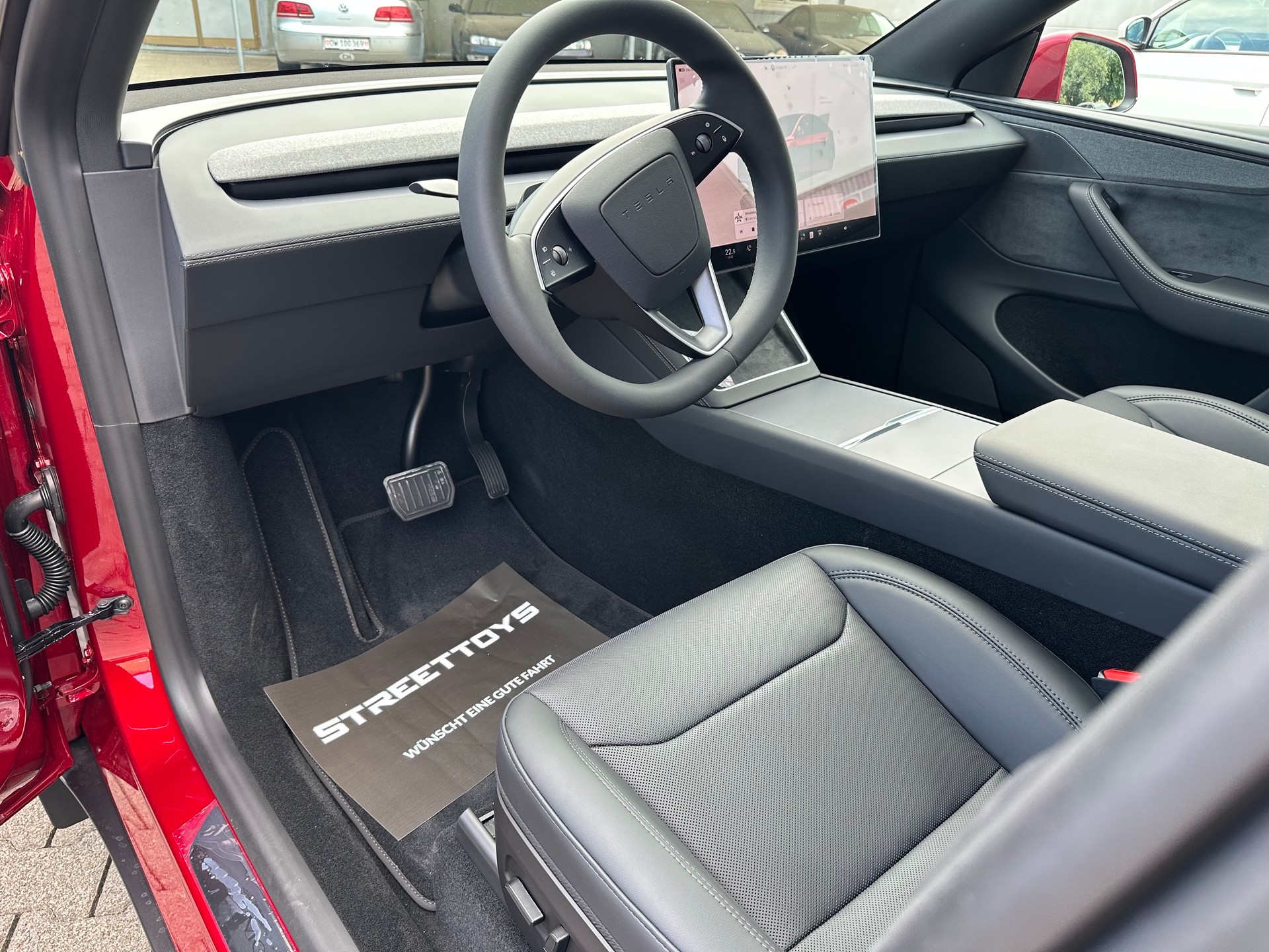 TESLA Model Y Long Range Premium AWD-image-8