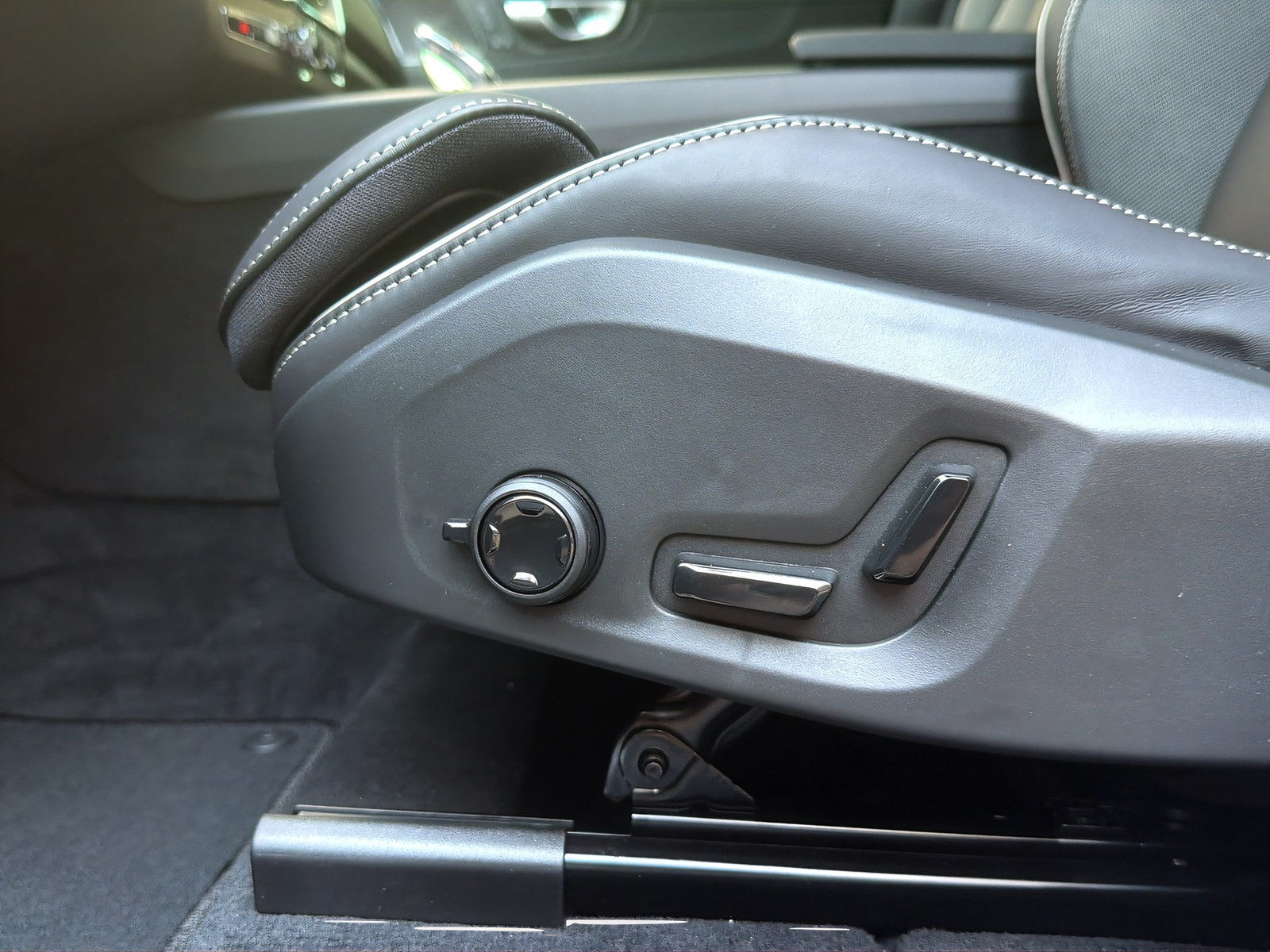 VOLVO XC60 2.0 T8 TE Black Edition eAWD-image-17