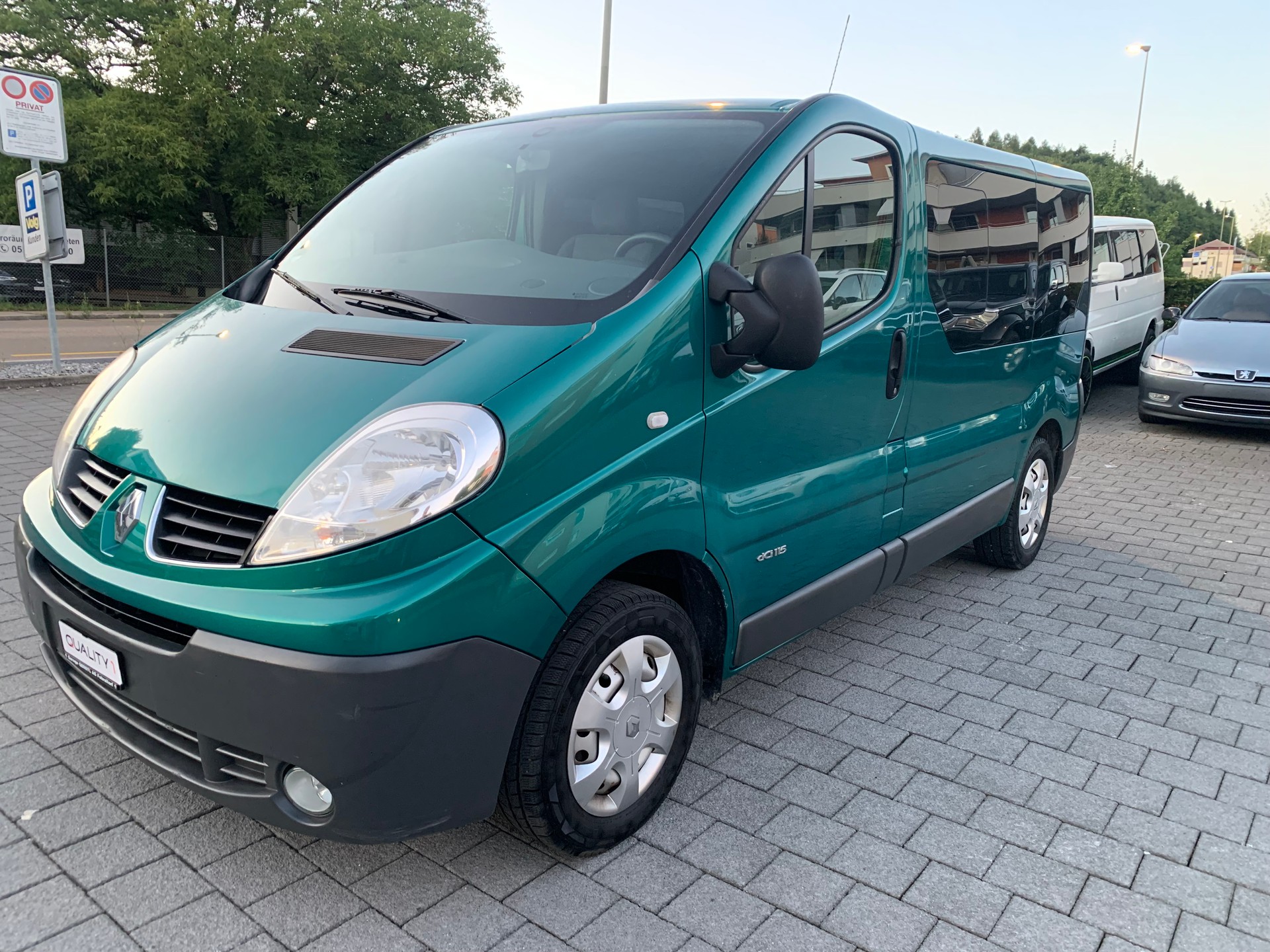 RENAULT Trafic 2.0 dCi L2H1 Grand Passenger Expression-image-0