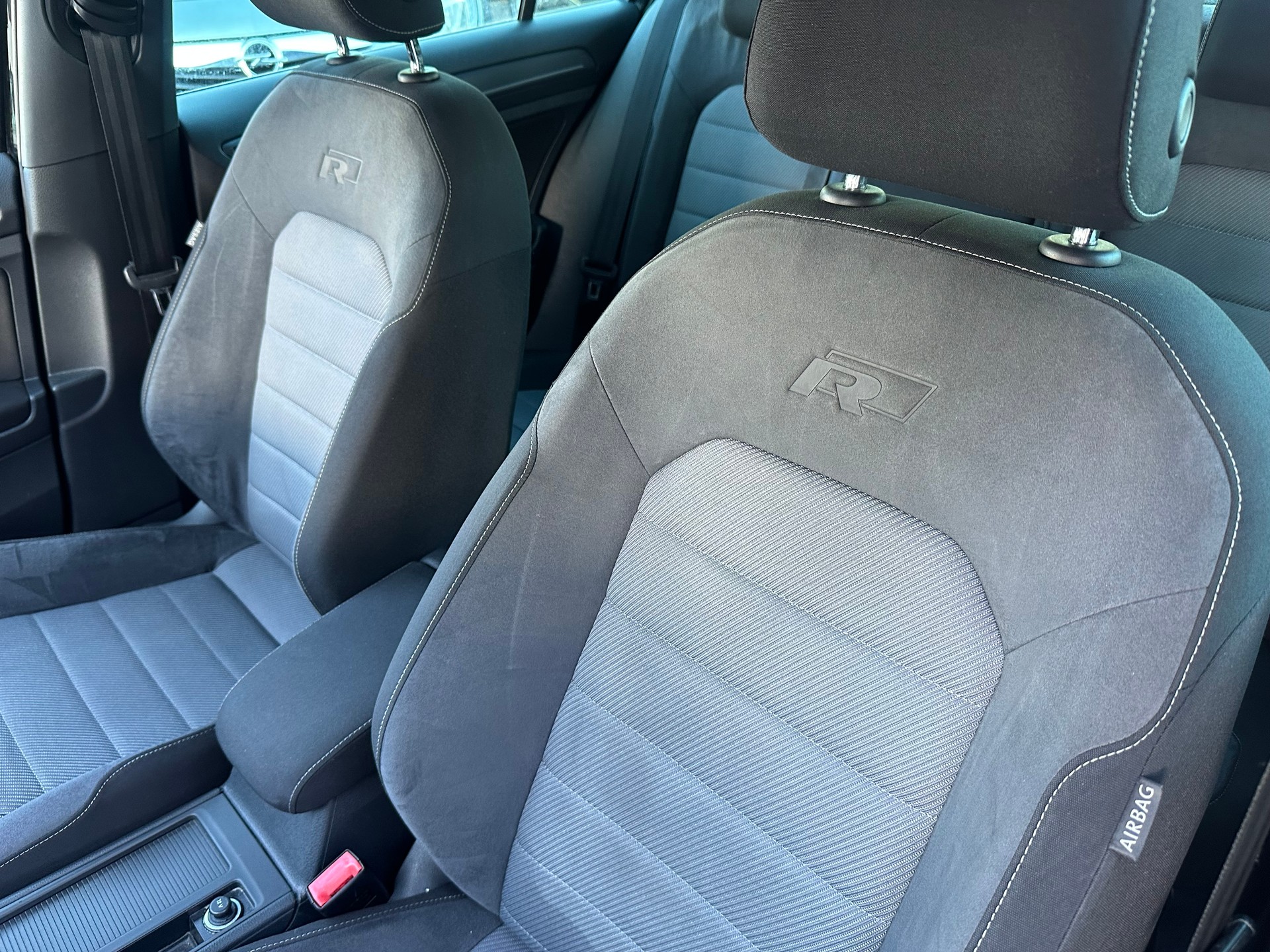 VW Golf 1.4 TSI Lounge R-Line DSG-image-12