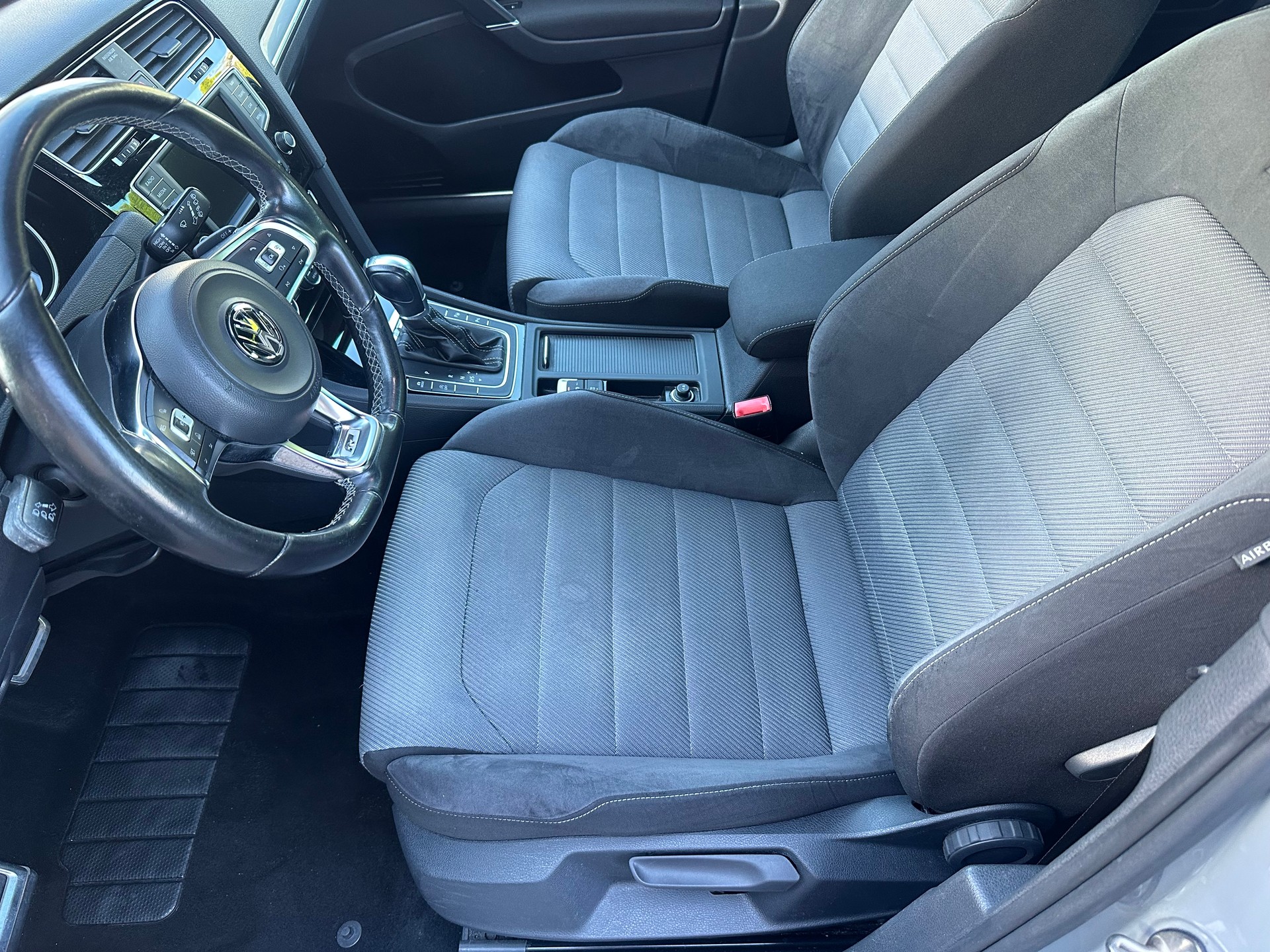 VW Golf 1.4 TSI Lounge R-Line DSG-image-10