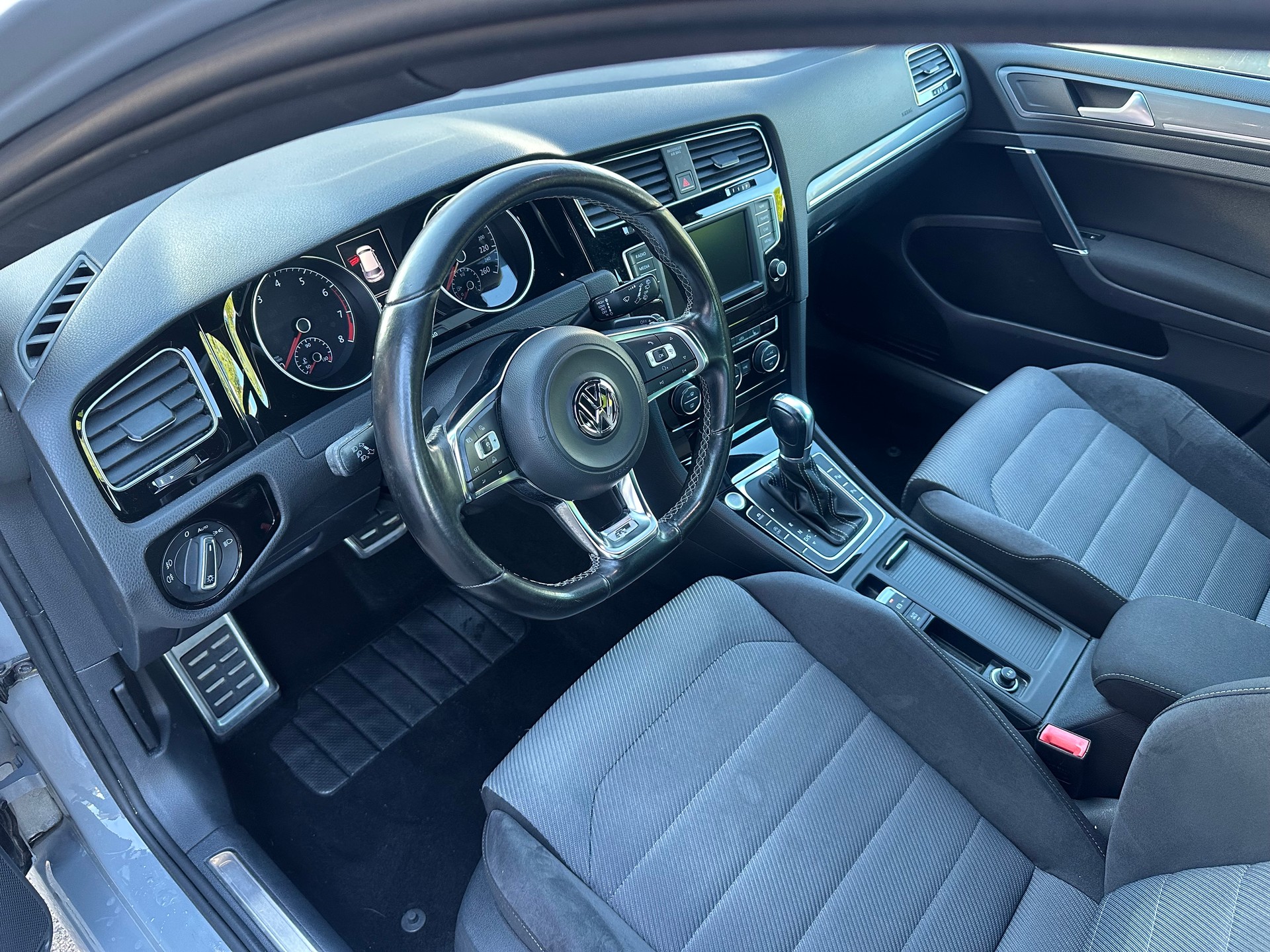 VW Golf 1.4 TSI Lounge R-Line DSG-image-9