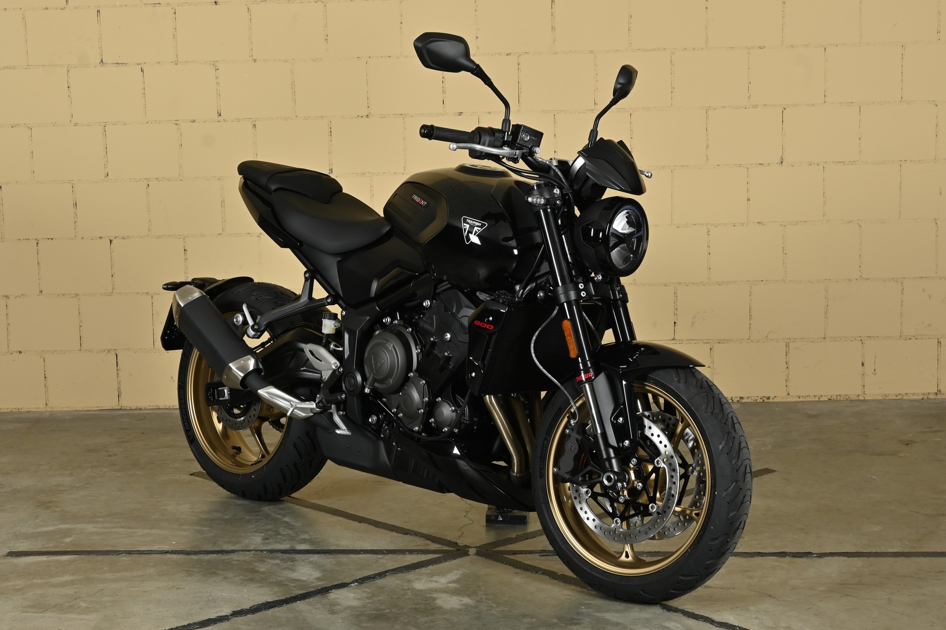 TRIUMPH Trident 800-showroom-element-1