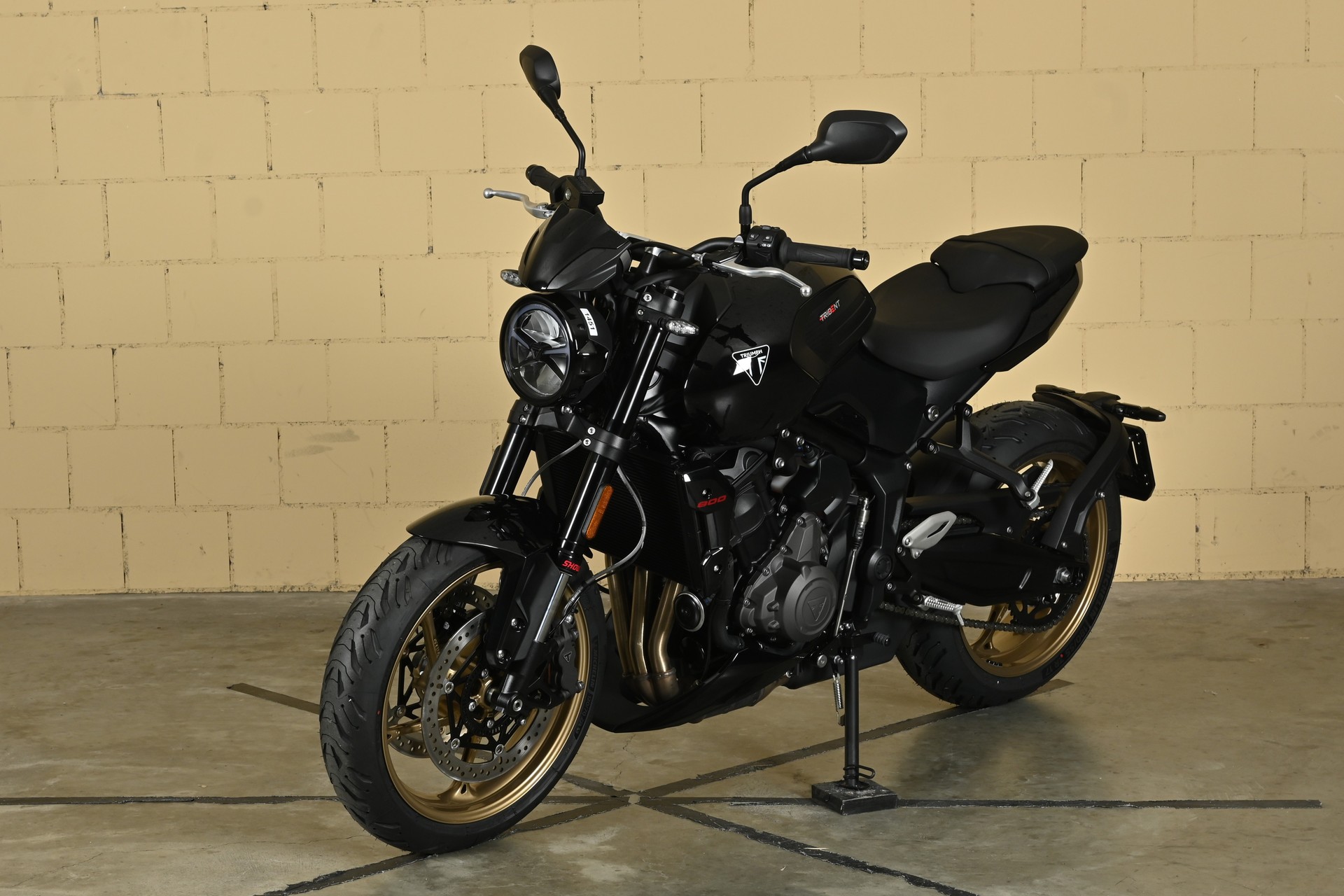 TRIUMPH Trident 800-showroom-element-2
