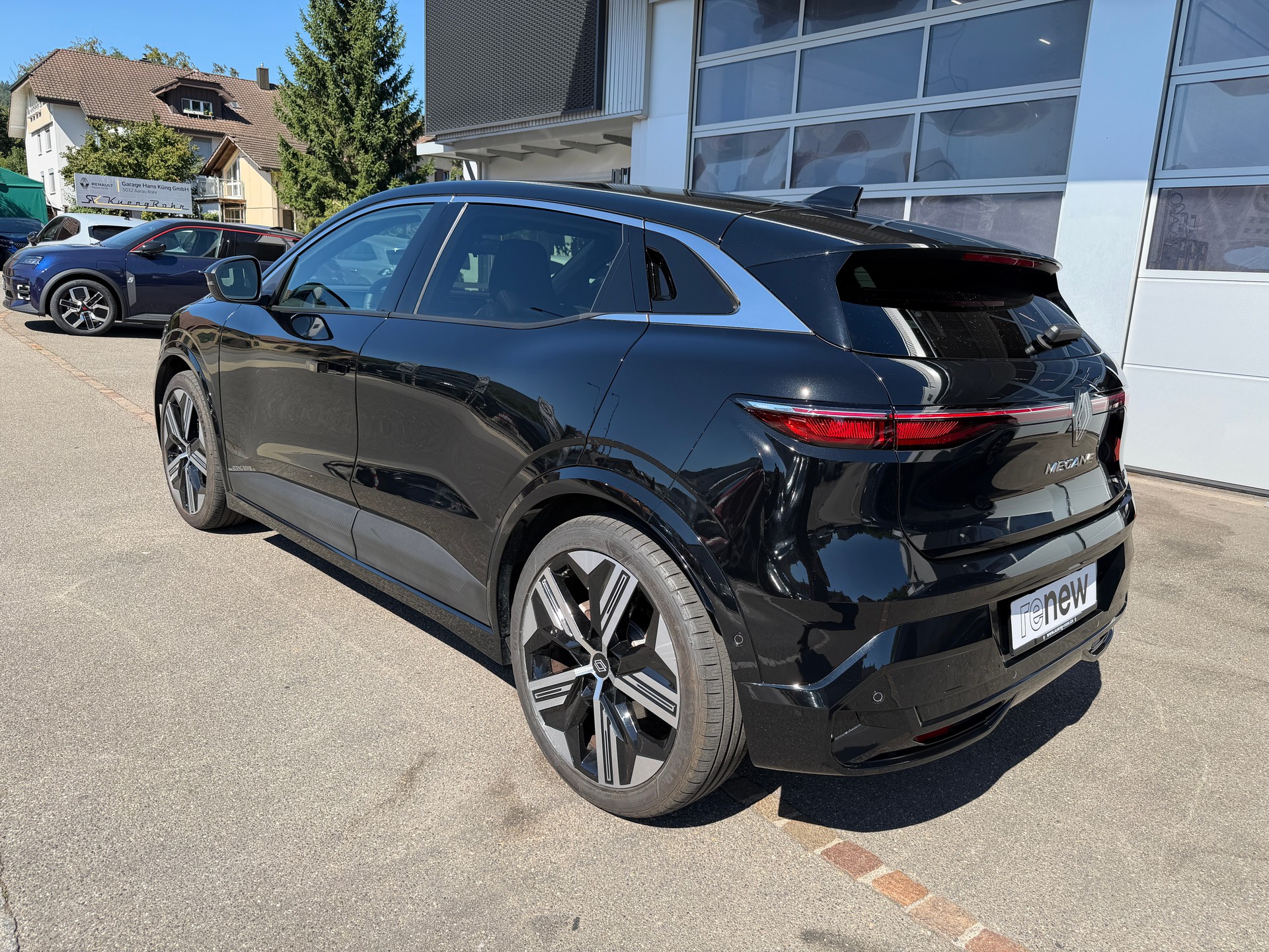 RENAULT Megane-showroom-element-1