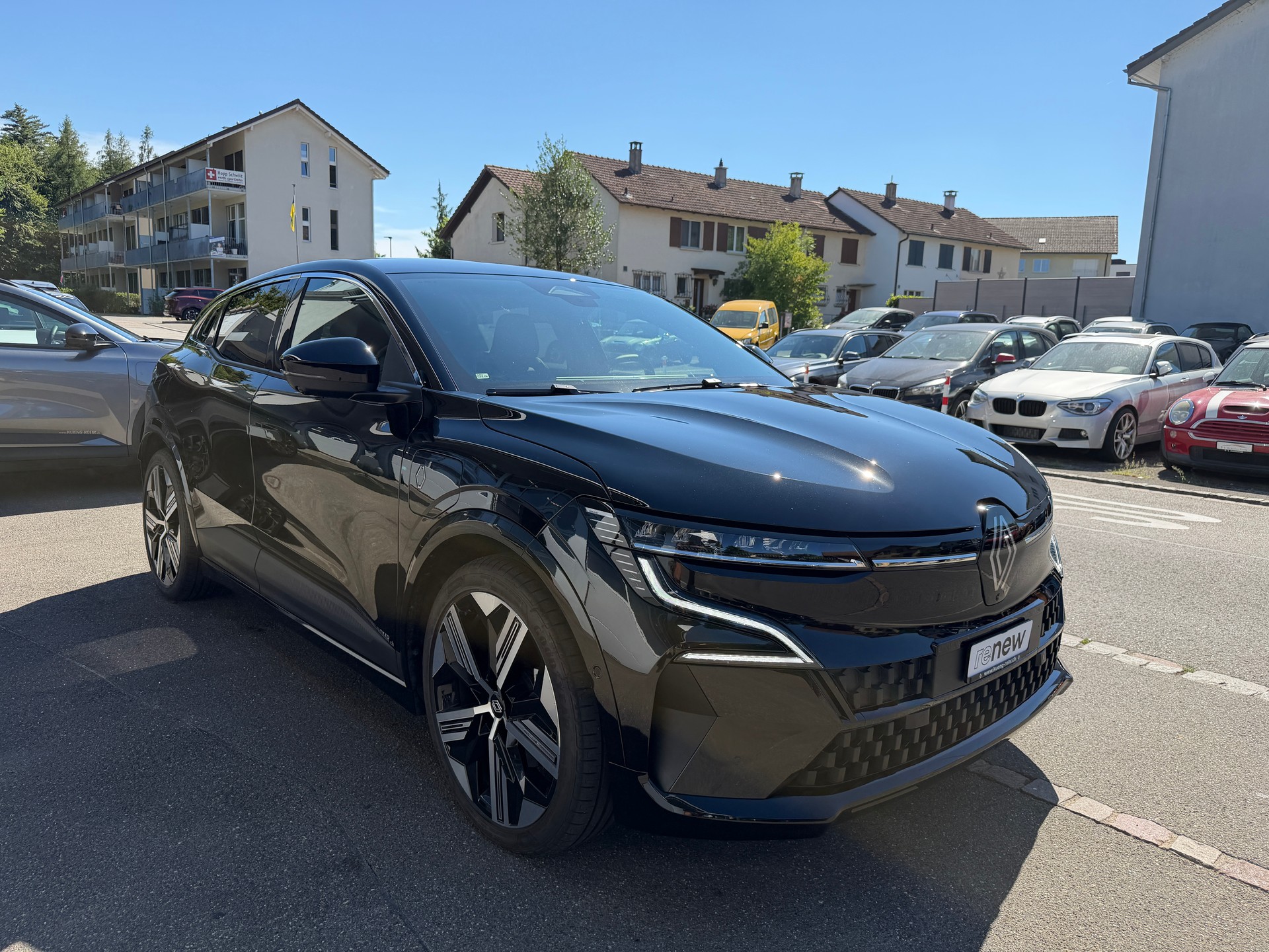 RENAULT Megane-showroom-element-2