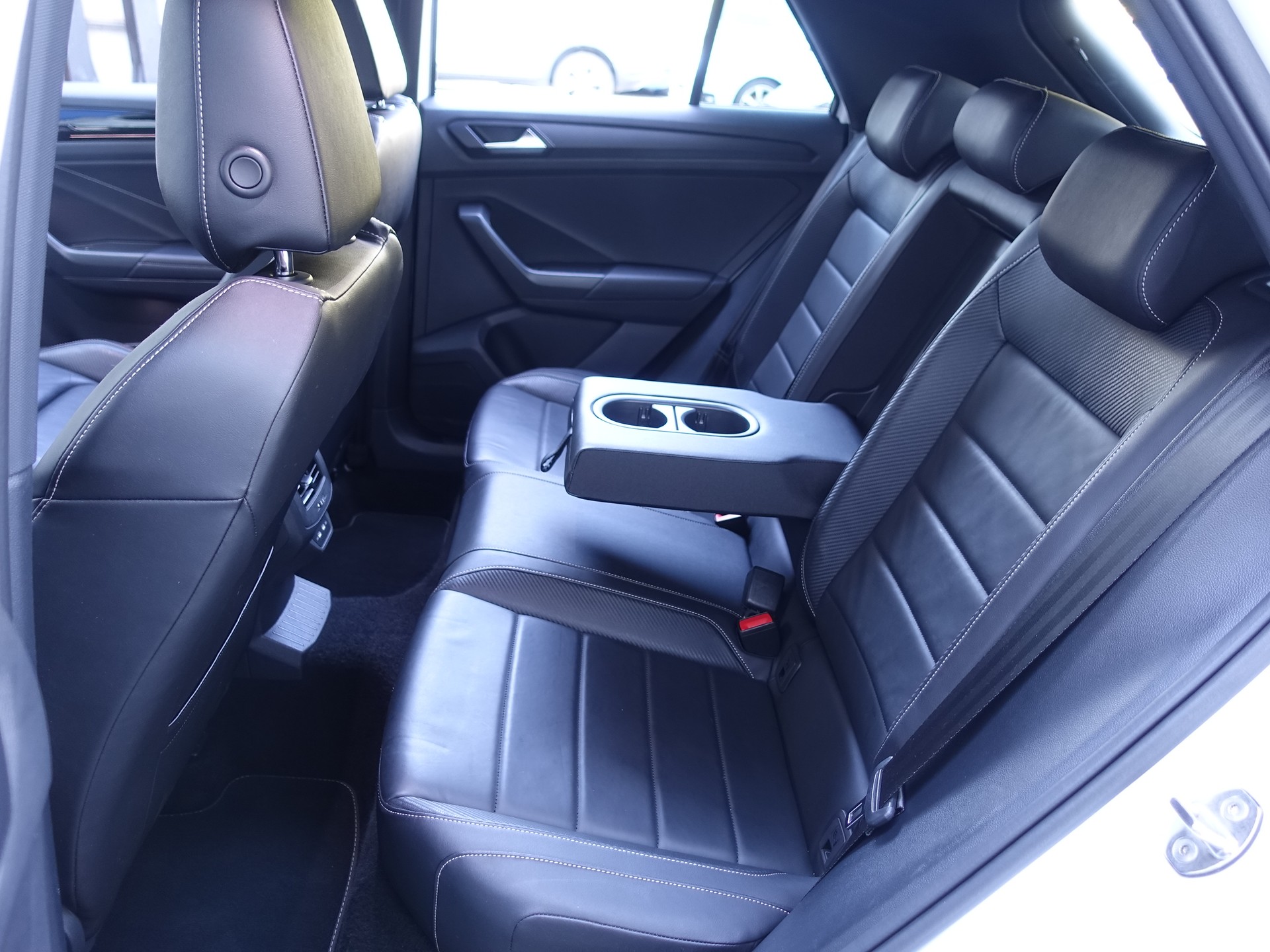 VW T-Roc 2.0 TSI R-Line DSG 4Motion-image-13