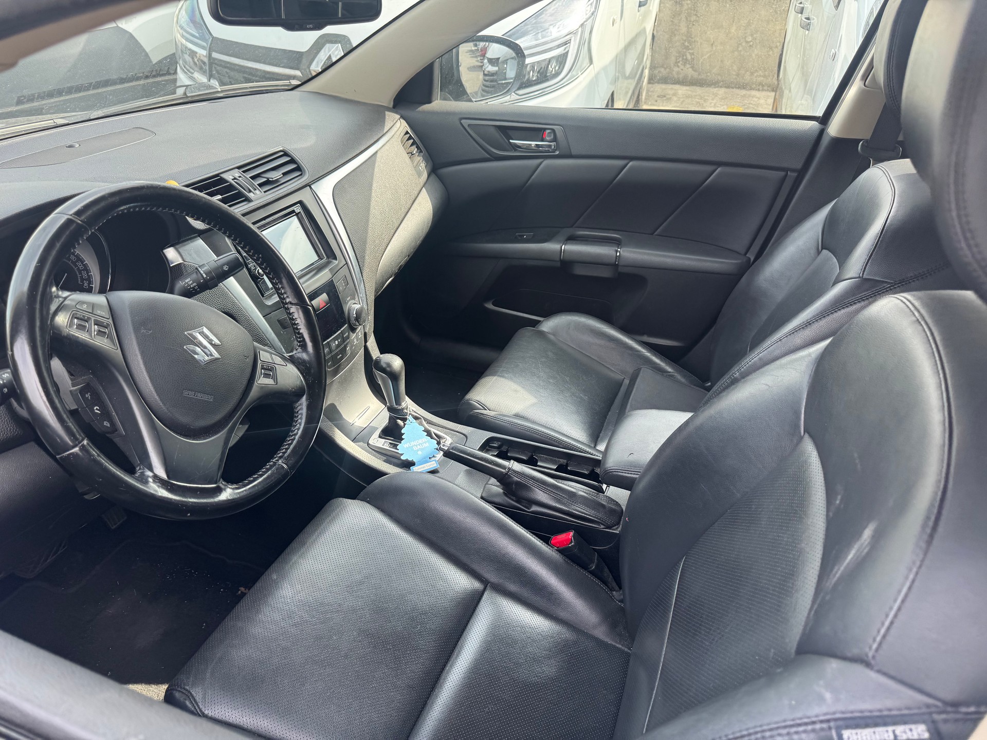 SUZUKI Kizashi 2.4 GL Top 4WD CVT-image-8