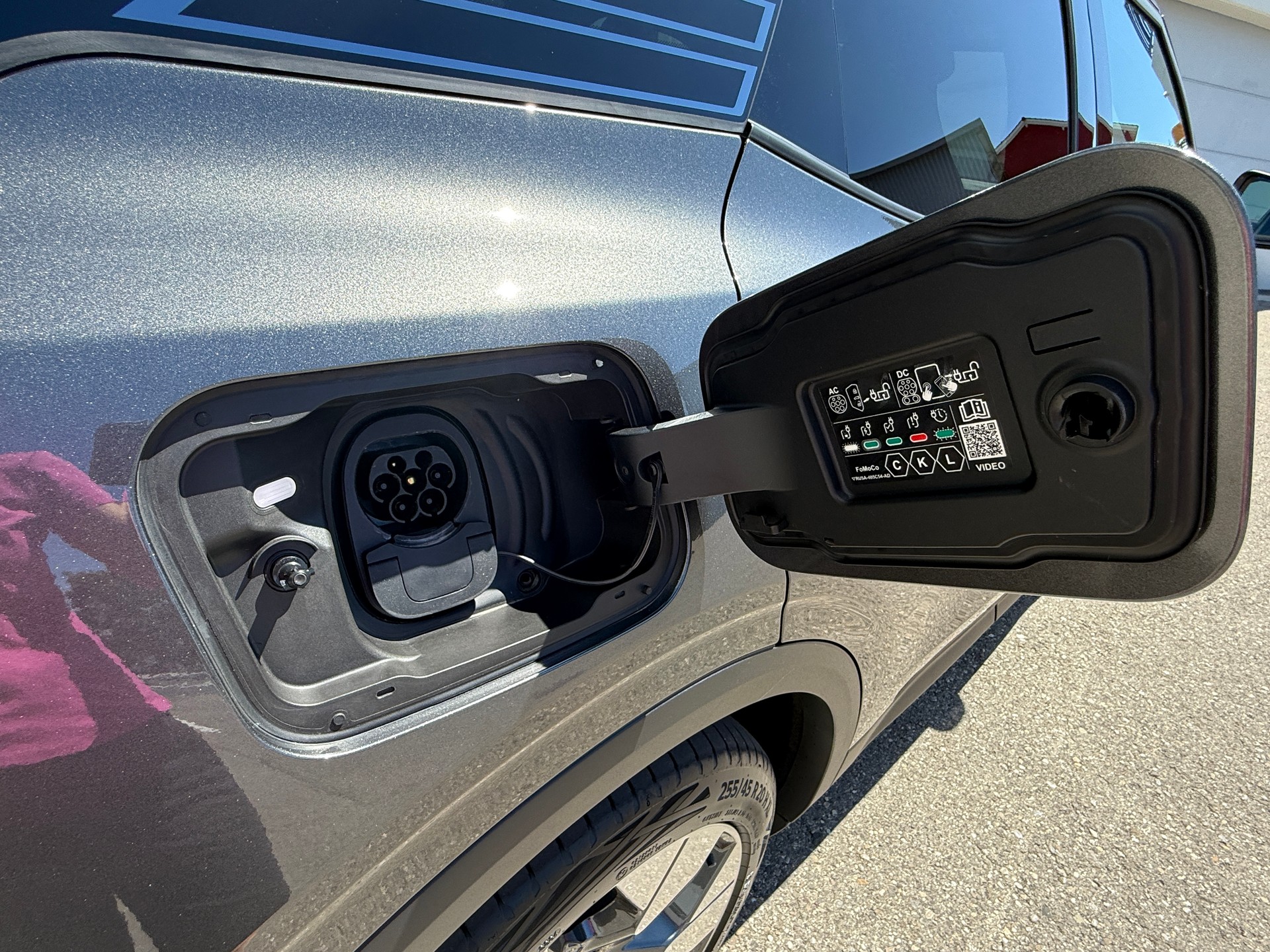 FORD Explorer Elektro 77kWh Extended Range PREMIUM mit Anhängerkupplung, Wärmepumpe & Panoramadach-image-5