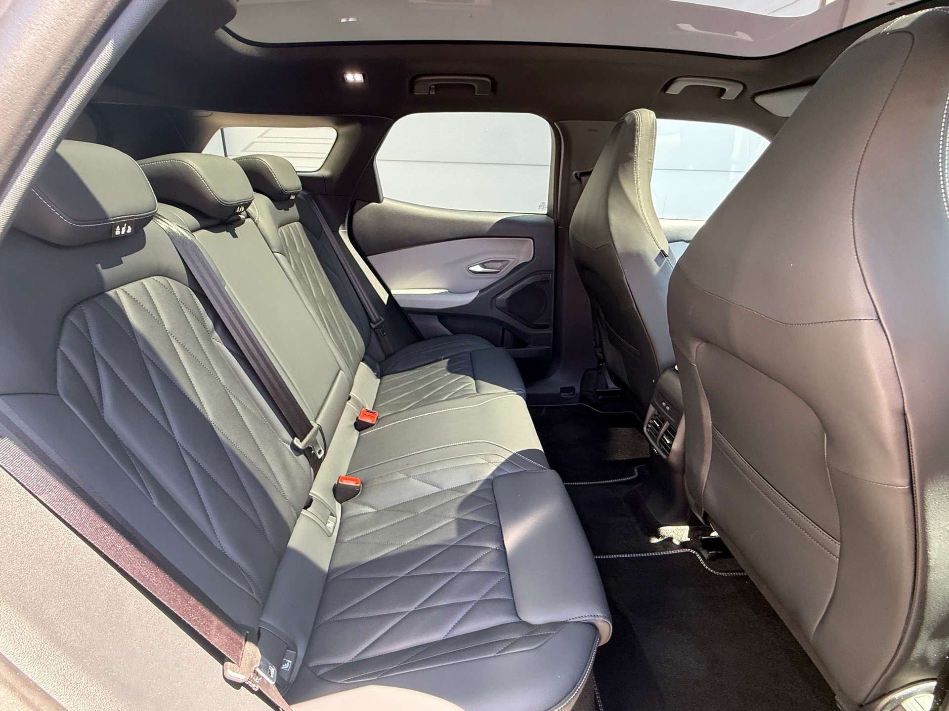 FORD Explorer Elektro 77kWh Extended Range PREMIUM mit Anhängerkupplung, Wärmepumpe & Panoramadach-image-21