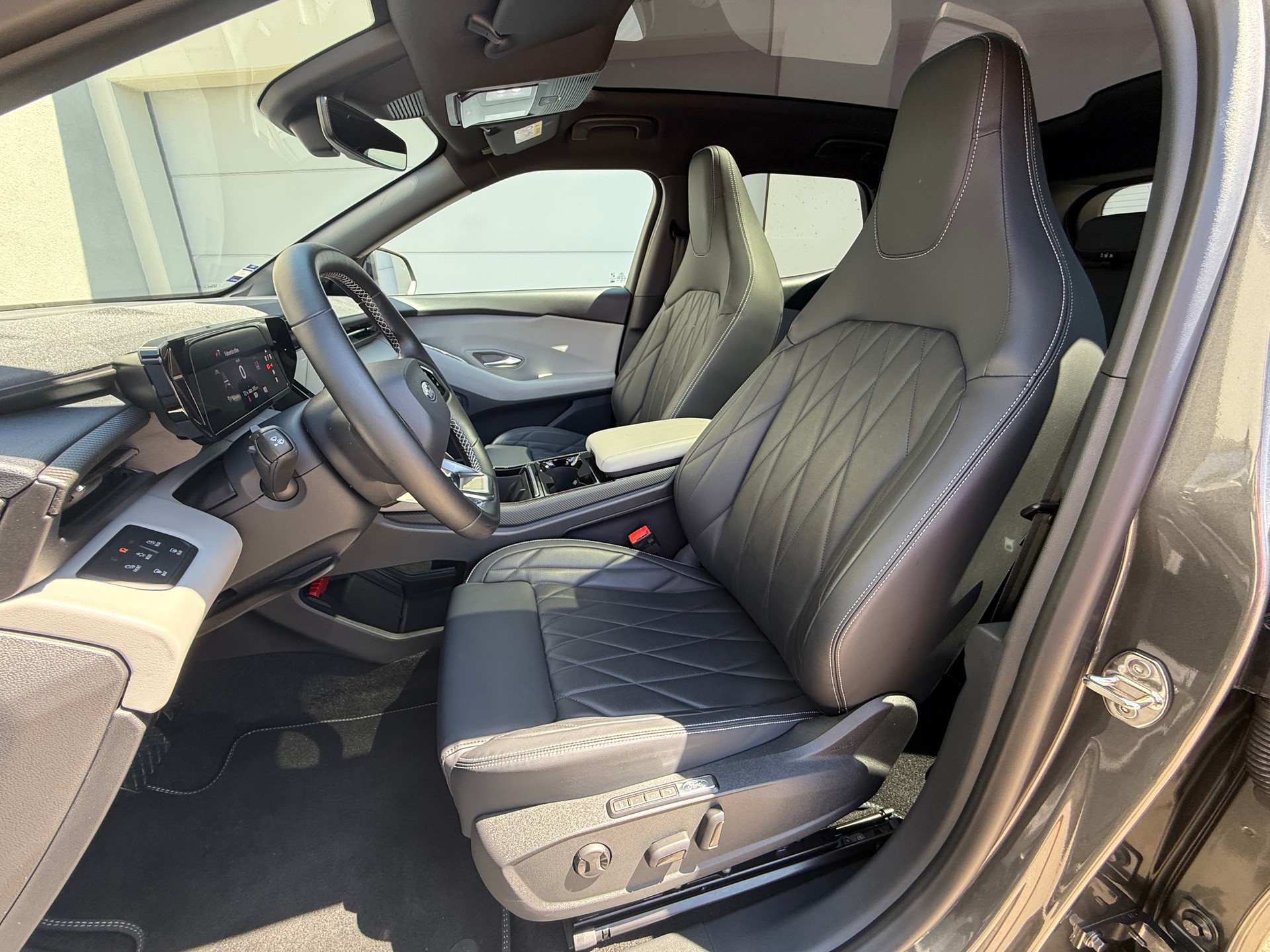 FORD Explorer Elektro 77kWh Extended Range PREMIUM mit Anhängerkupplung, Wärmepumpe & Panoramadach-image-16
