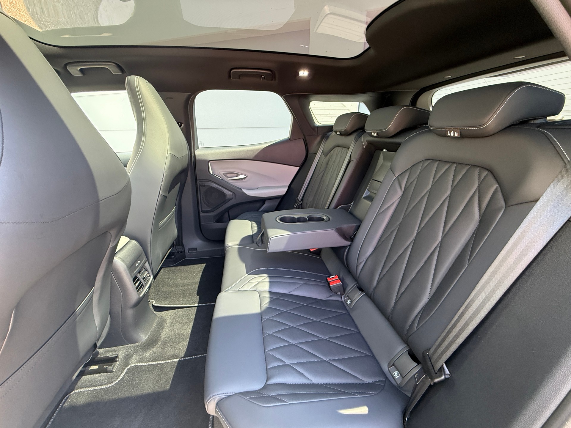 FORD Explorer Elektro 77kWh Extended Range PREMIUM mit Anhängerkupplung, Wärmepumpe & Panoramadach-image-19