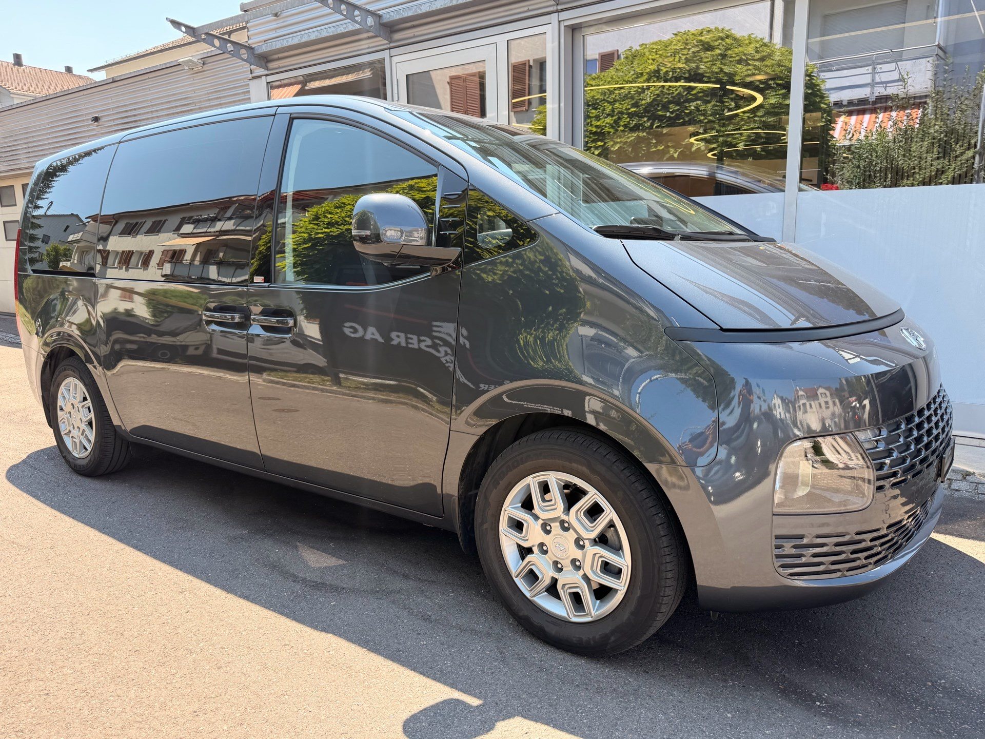 HYUNDAI STARIA AMPLIA 2.2 CRDI 4WD *** 8 PLÄTZER MIT TOPAUSSTATTUNG ***-showroom-element-2