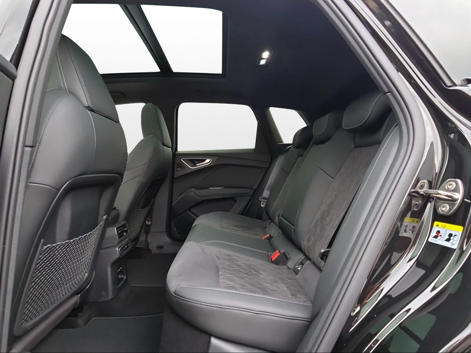 AUDI Q4 e-tron 55 quattro-image-10