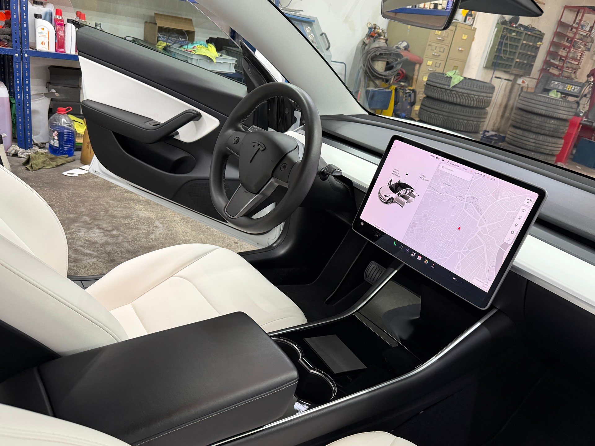 TESLA Model 3-image-11