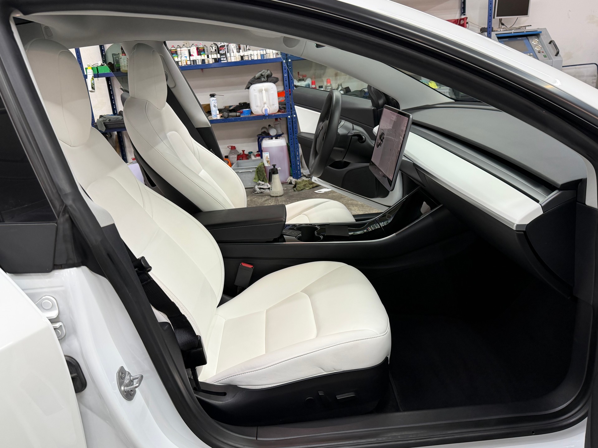 TESLA Model 3-image-7