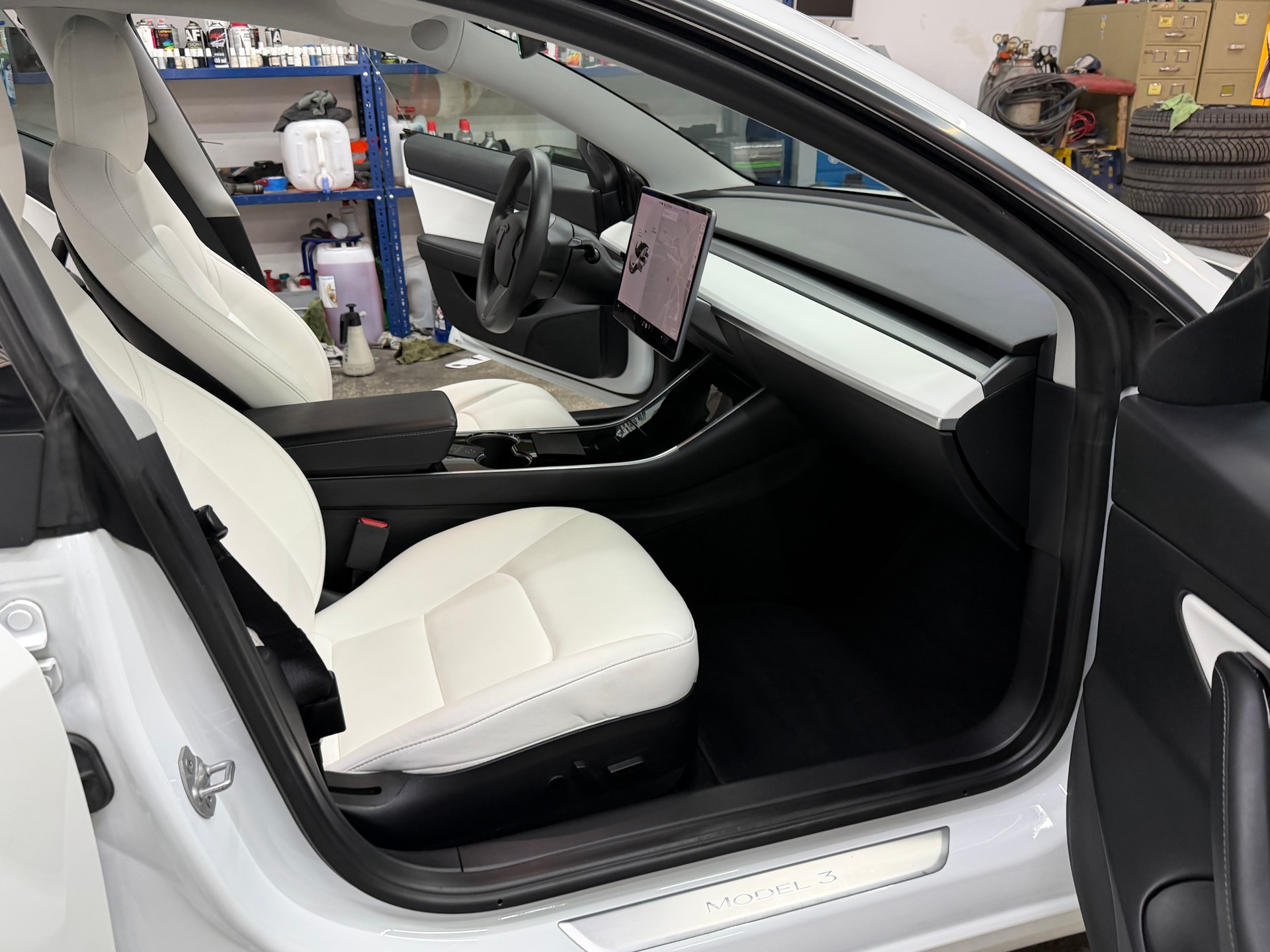 TESLA Model 3-image-6