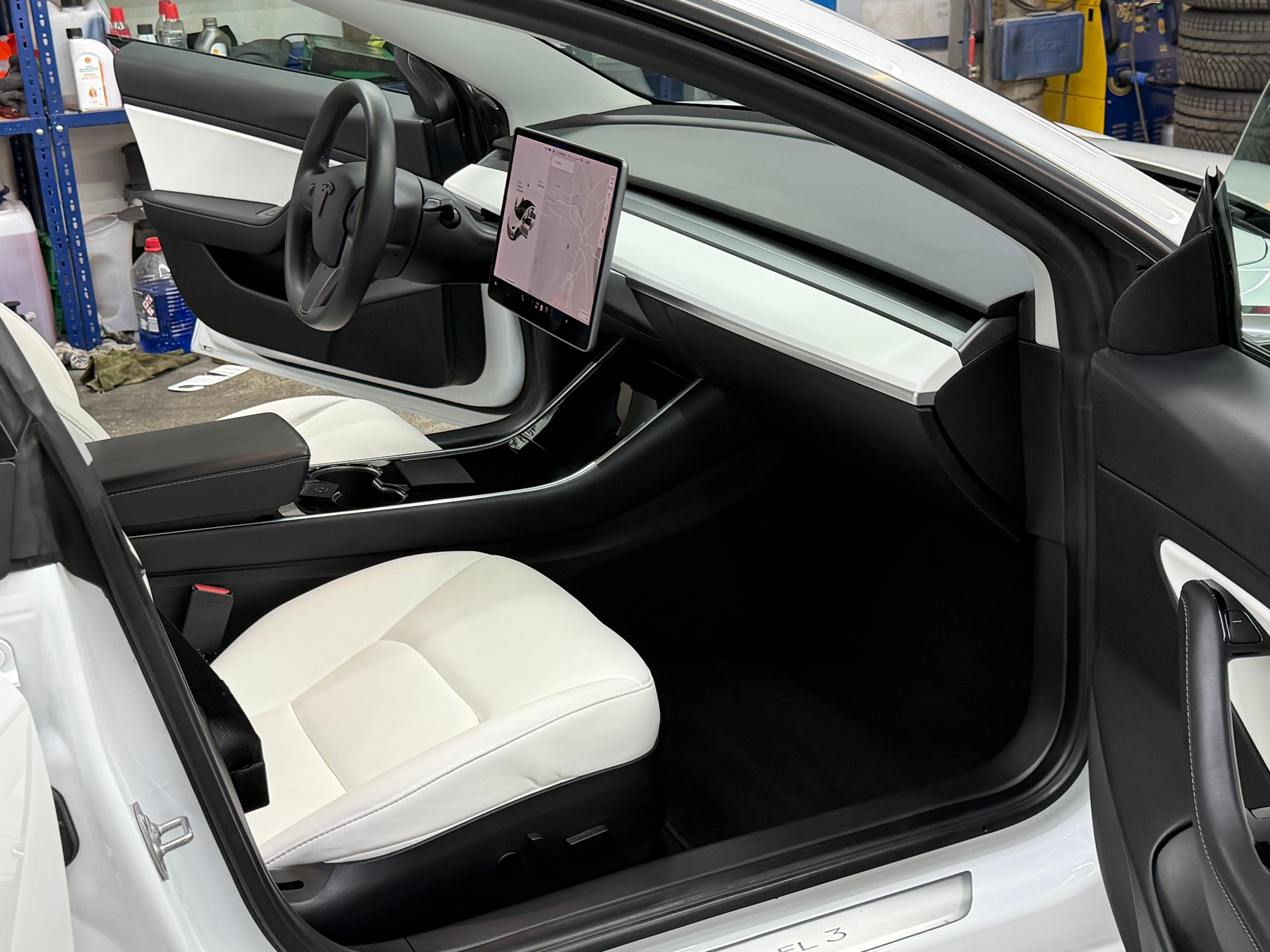 TESLA Model 3-image-8