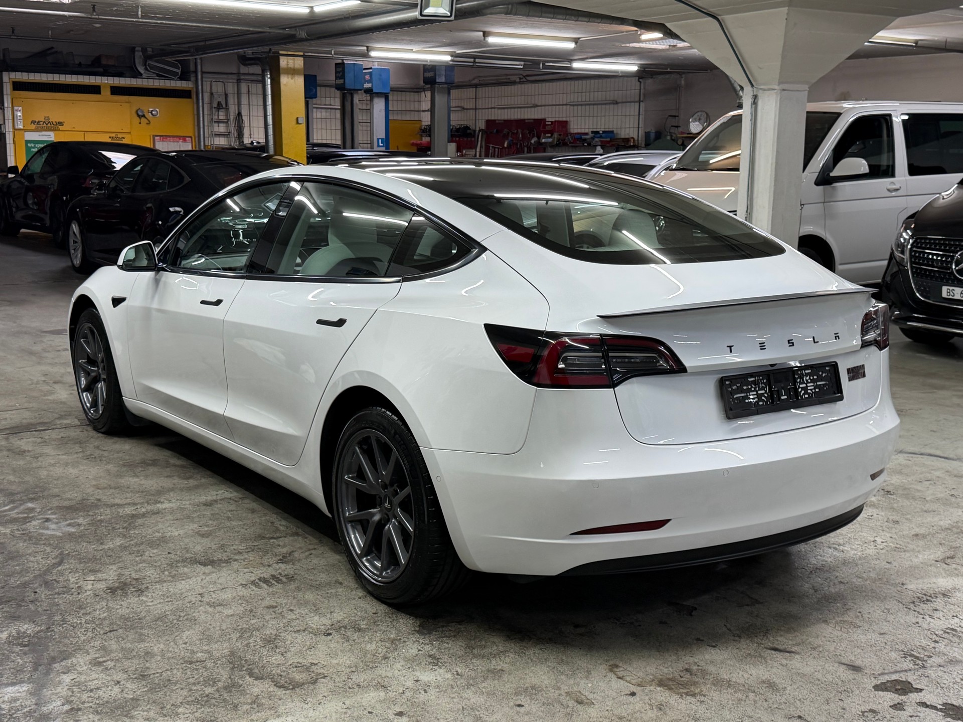 TESLA Model 3-image-5