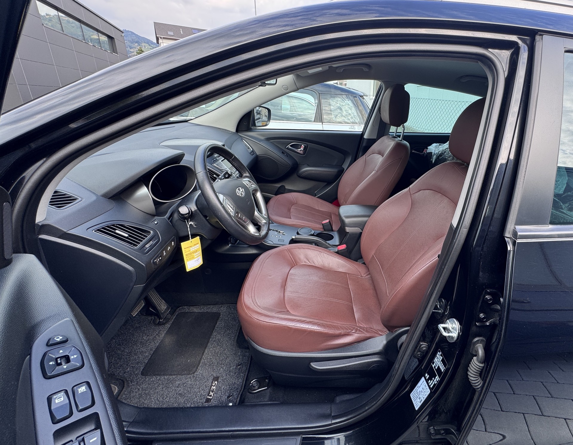 HYUNDAI iX 35 2.0 Style 4WD Automatic-image-7