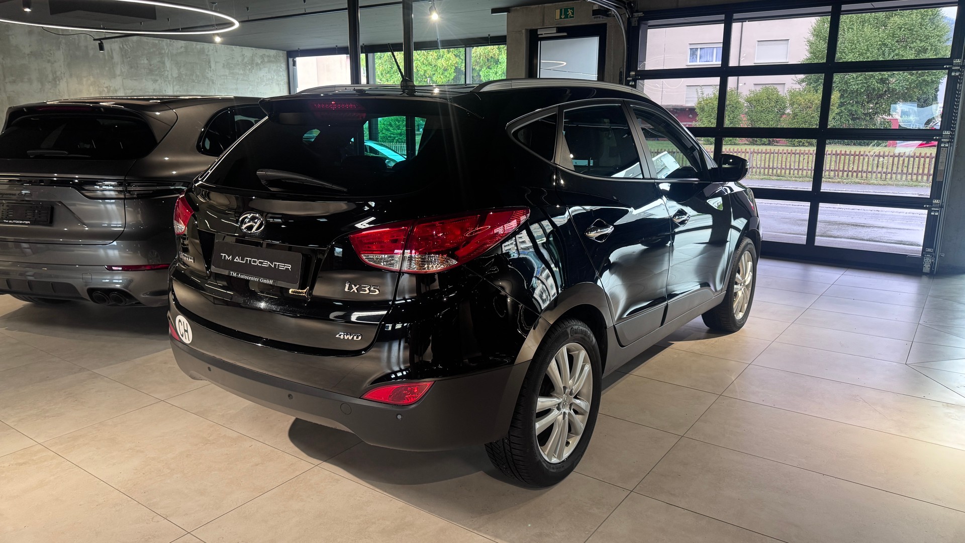 HYUNDAI iX 35 2.0 Style 4WD Automatic-image-2