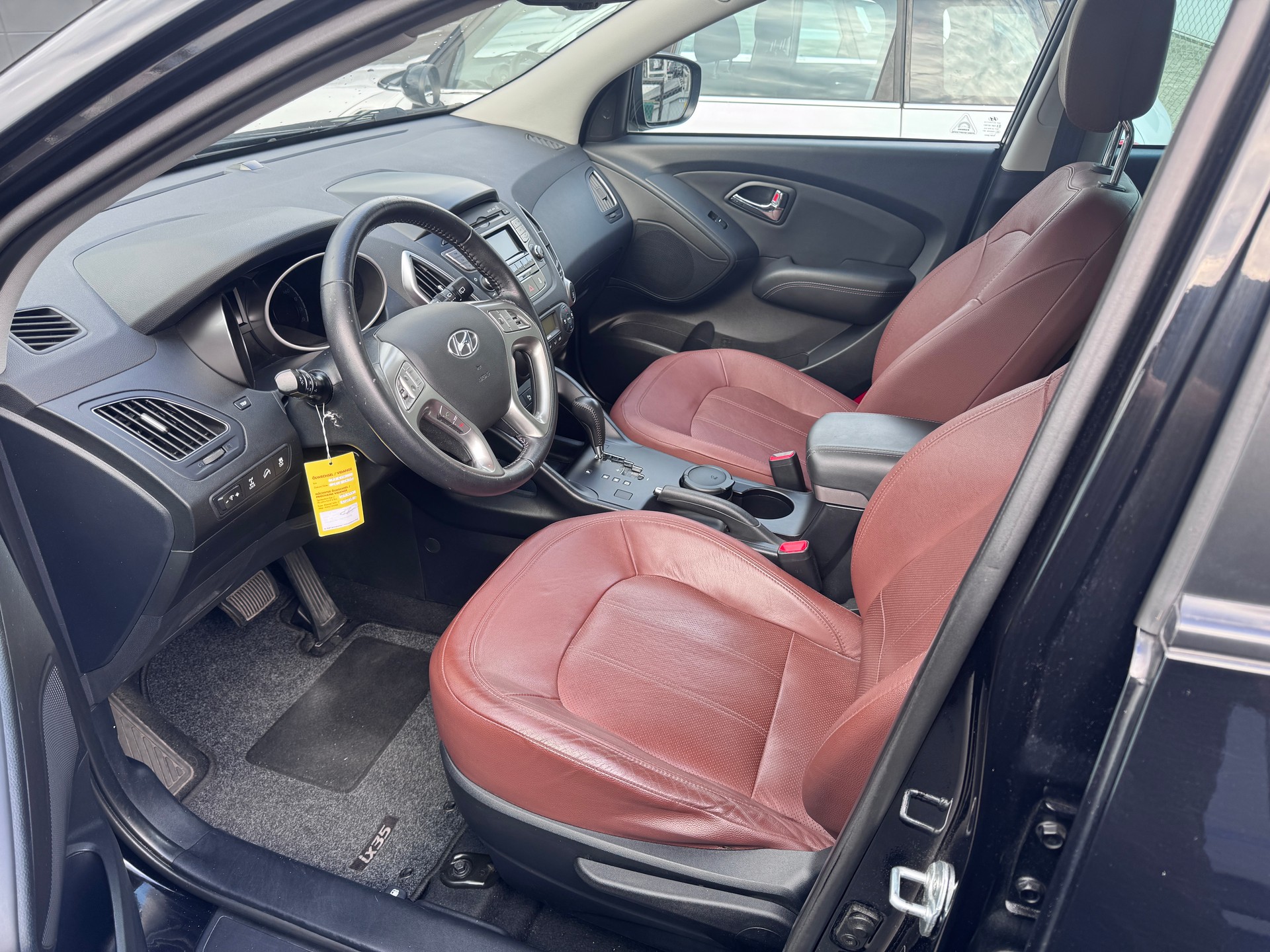 HYUNDAI iX 35 2.0 Style 4WD Automatic-image-6