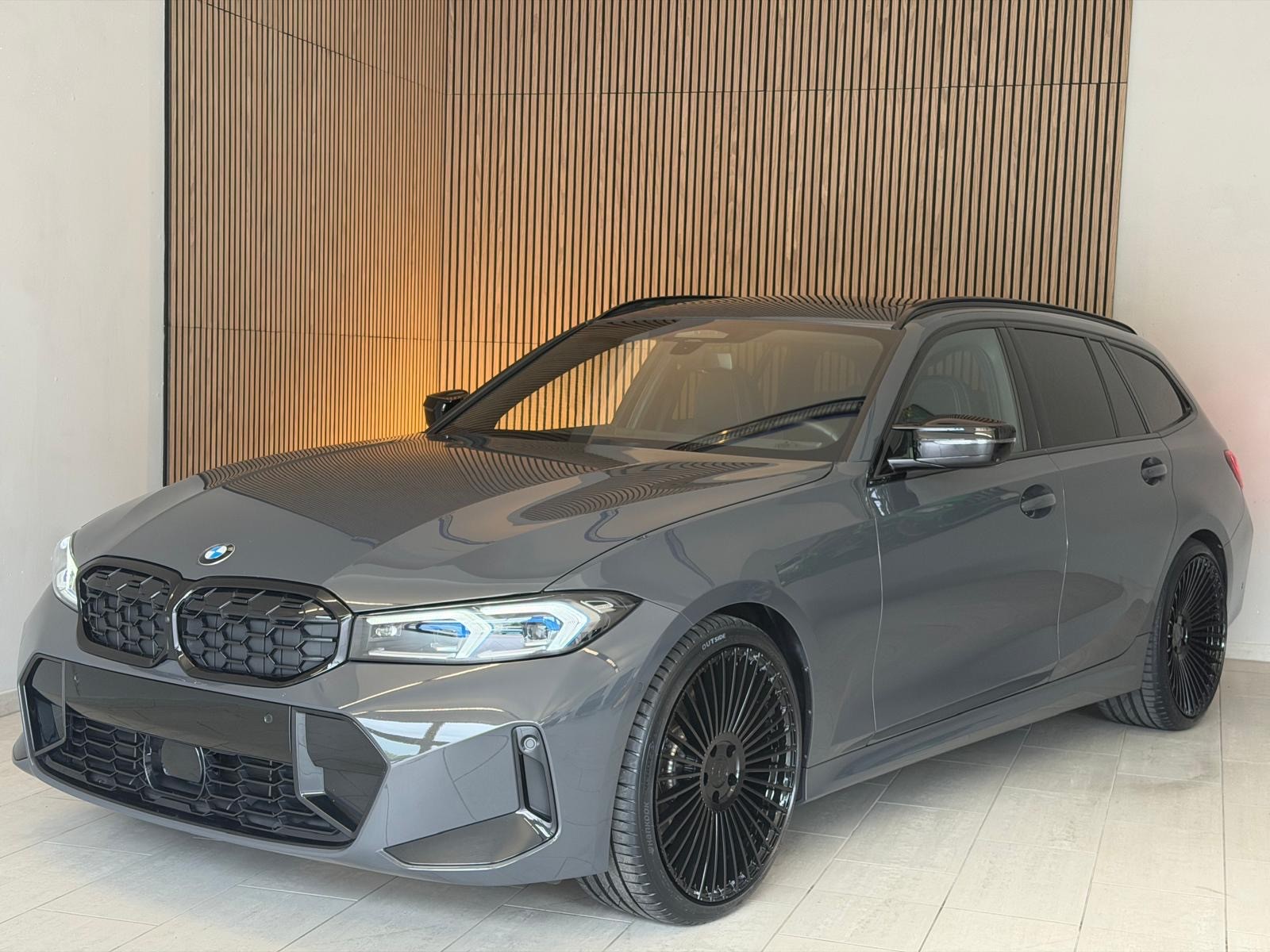 BMW M340i xDrive 48V Touring Steptronic M Sport INDIVIDUAL-image-2
