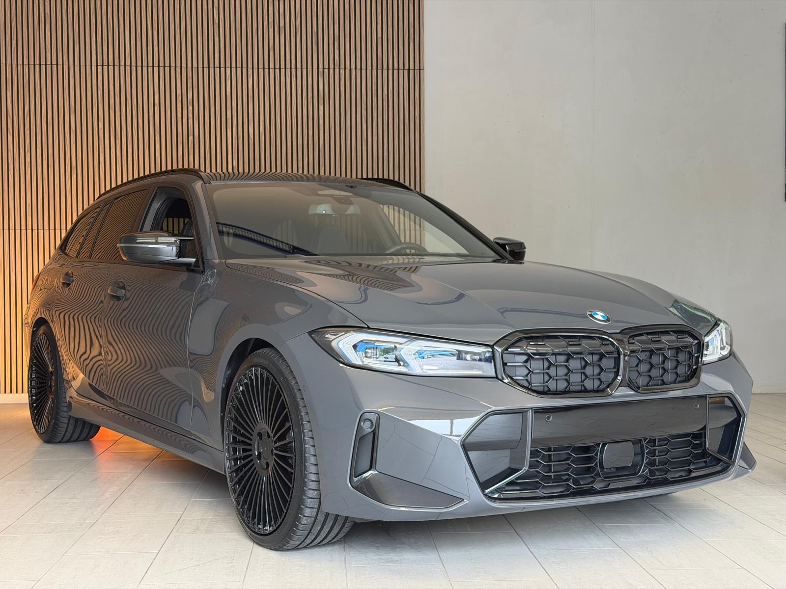 BMW M340i xDrive 48V Touring Steptronic M Sport INDIVIDUAL-image-4