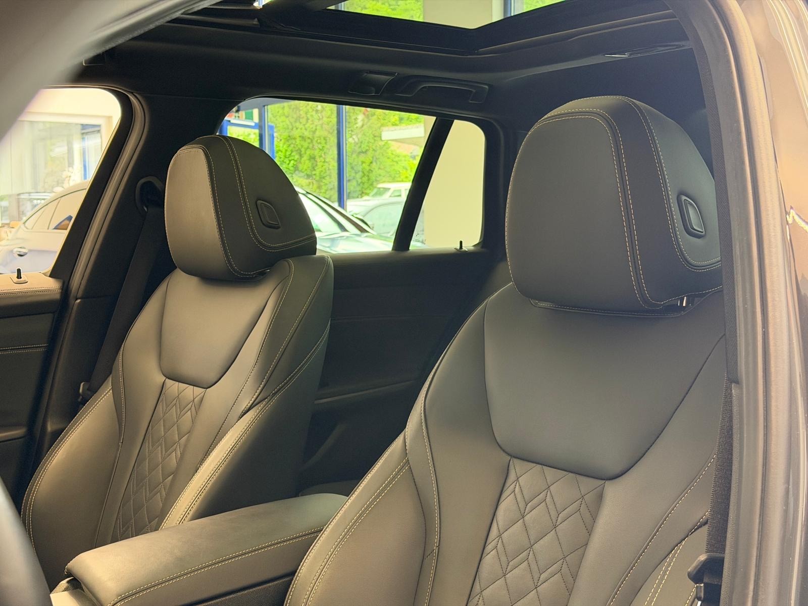 BMW M340i xDrive 48V Touring Steptronic M Sport INDIVIDUAL-image-11