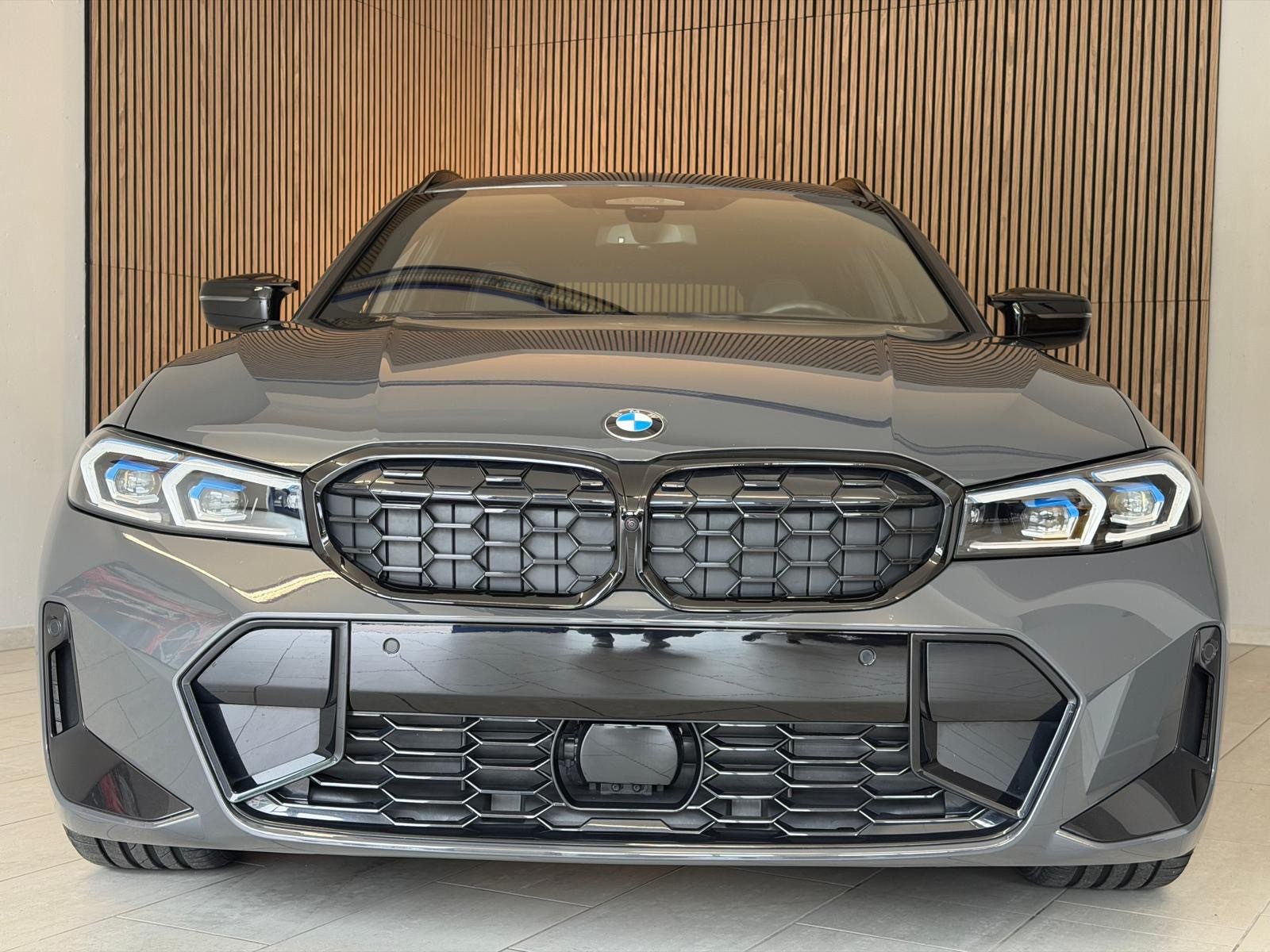BMW M340i xDrive 48V Touring Steptronic M Sport INDIVIDUAL-image-3