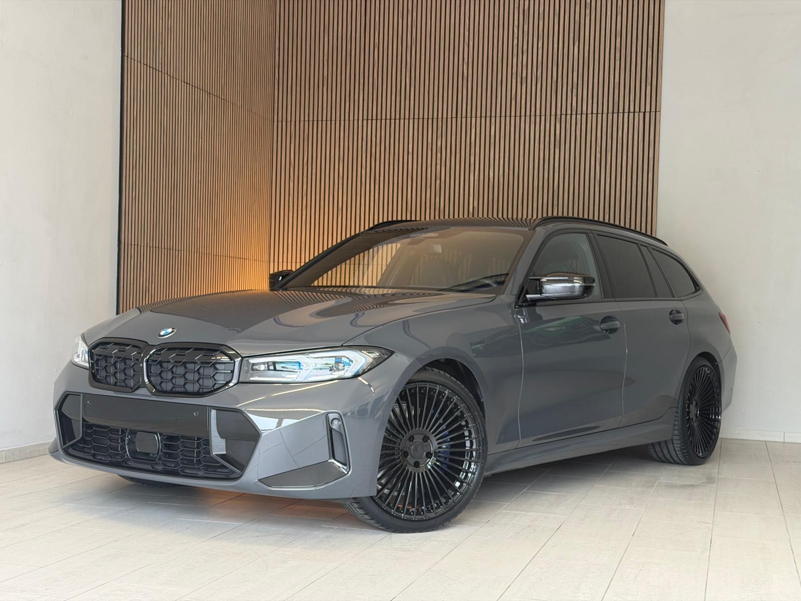 BMW M340i xDrive 48V Touring Steptronic M Sport INDIVIDUAL-image-0