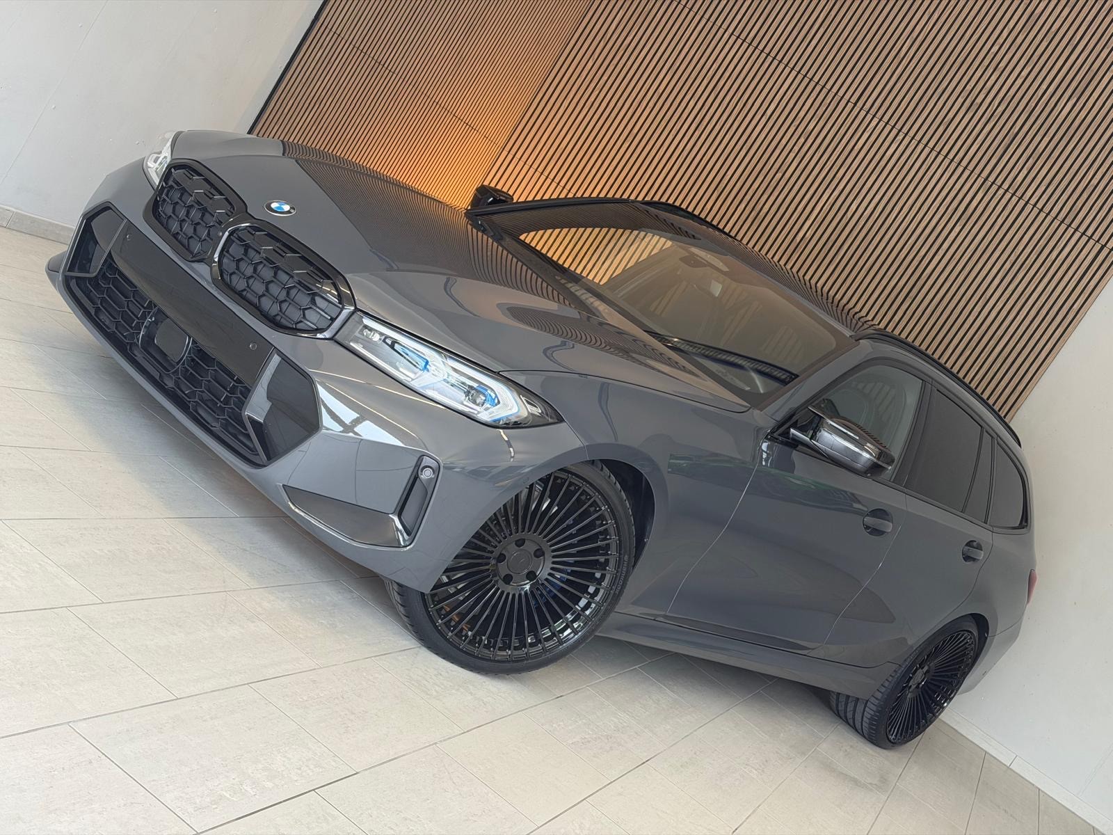 BMW M340i xDrive 48V Touring Steptronic M Sport INDIVIDUAL-image-1